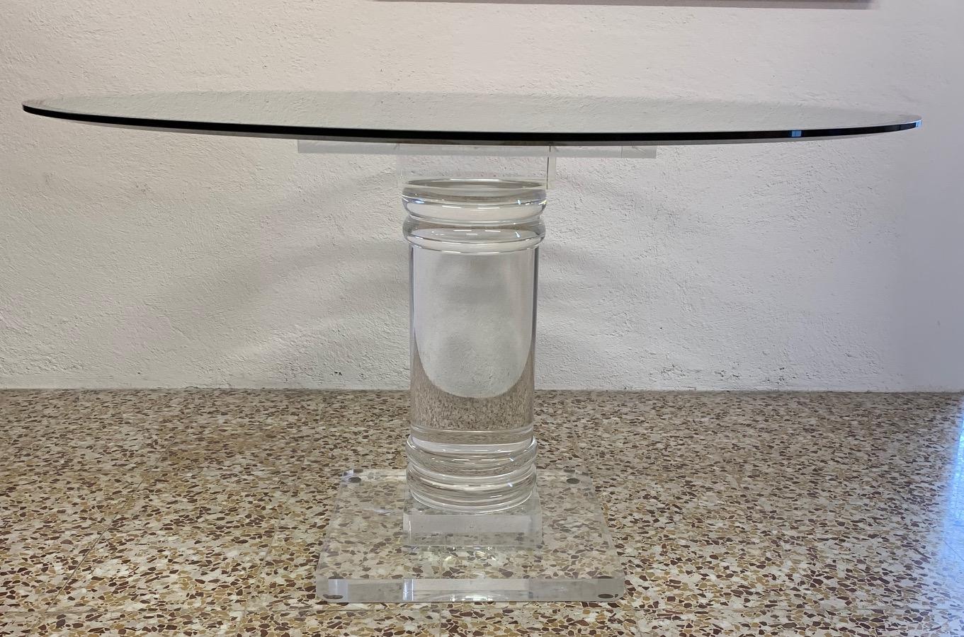 This table was produced in the 1970s in Italy.
The base is in solid plexiglass with an elegant shape while the top is in crystal glass. (thickness of glass 1.5cm ).