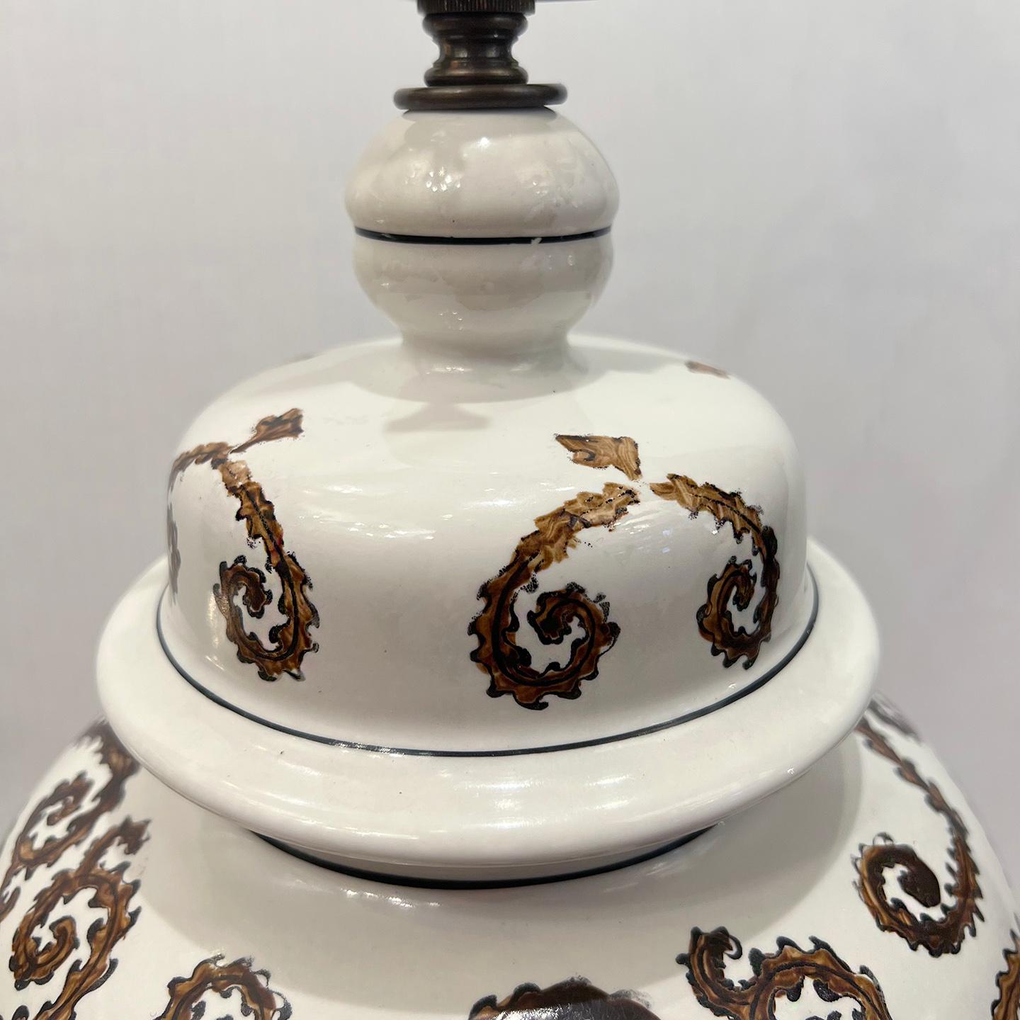Lámpara de porcelana italiana de mediados de siglo en Bueno estado para la venta en New York, NY