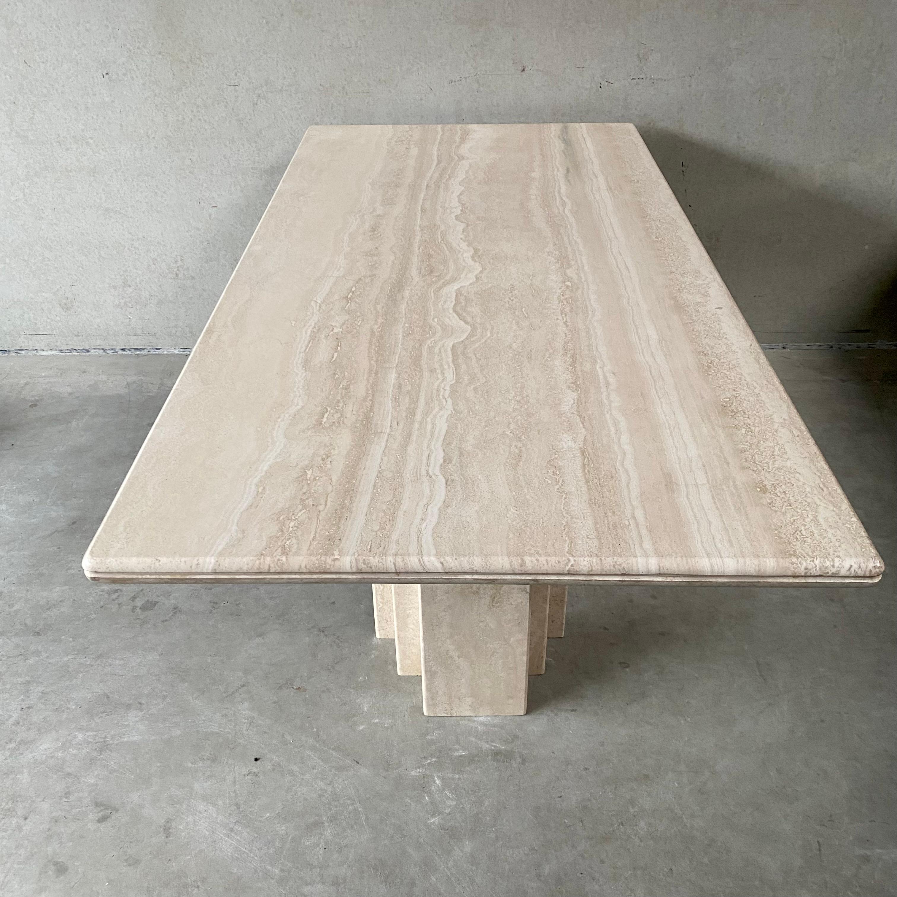 Te presentamos nuestra impresionante mesa de comedor rectangular de Travertino, una auténtica obra maestra del diseño italiano de 1980. Fabricada con una exquisita atención al detalle, esta mesa cuenta con un lujoso tablero de travertino de 4 cm de