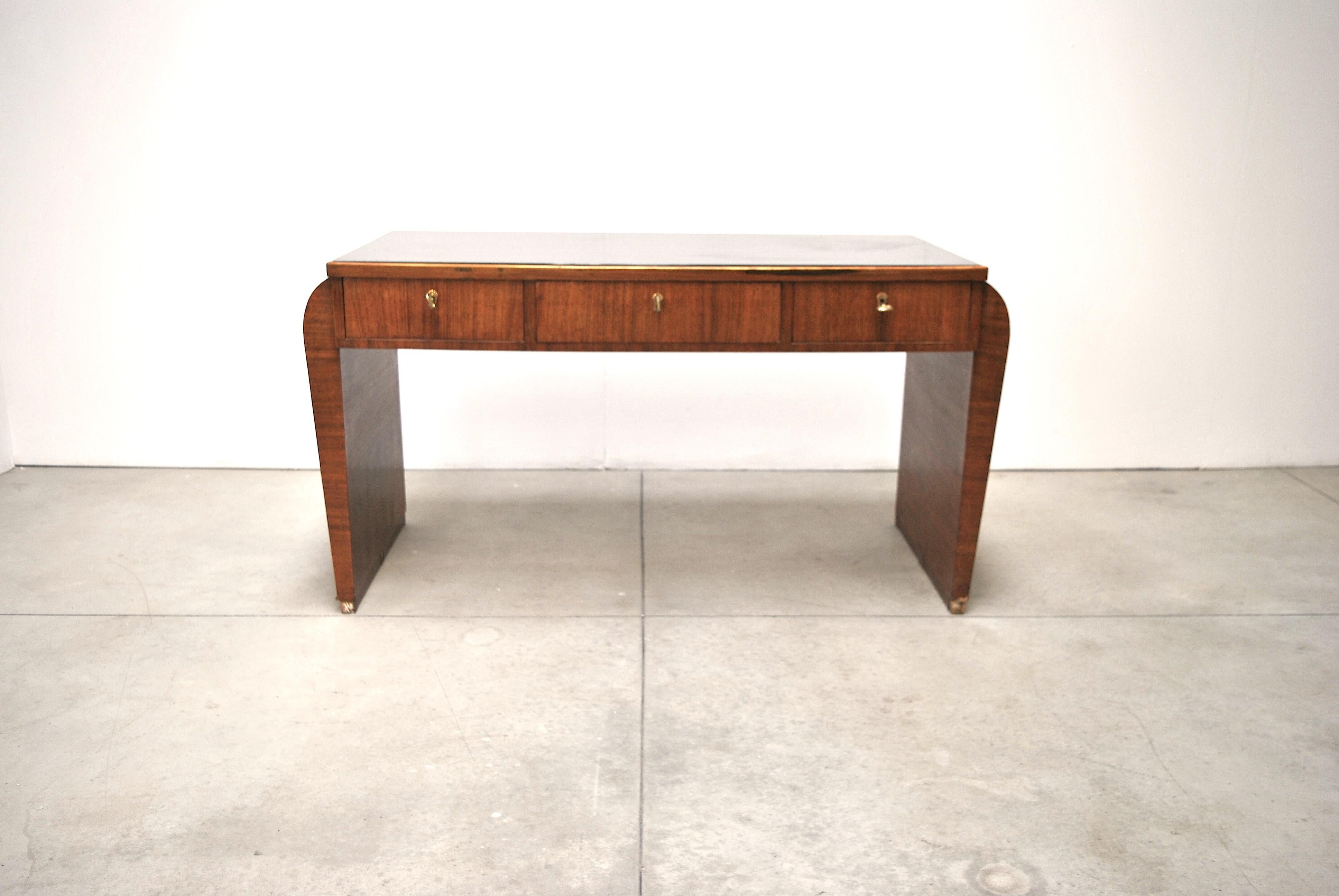 Midcentury rationalist writing table made in Italy with brass finishes at the end of 1930s.