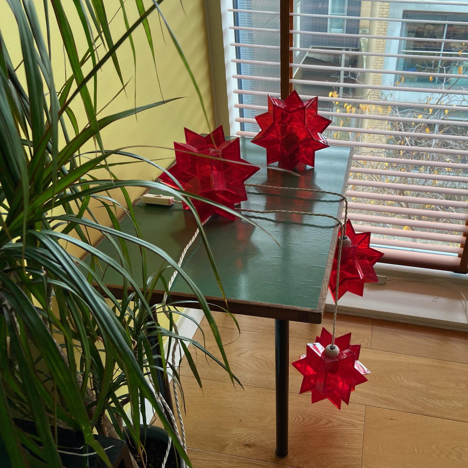 20th Century Mid-century Italian red acrylic perspex star shaped floor or table Lamps For Sale