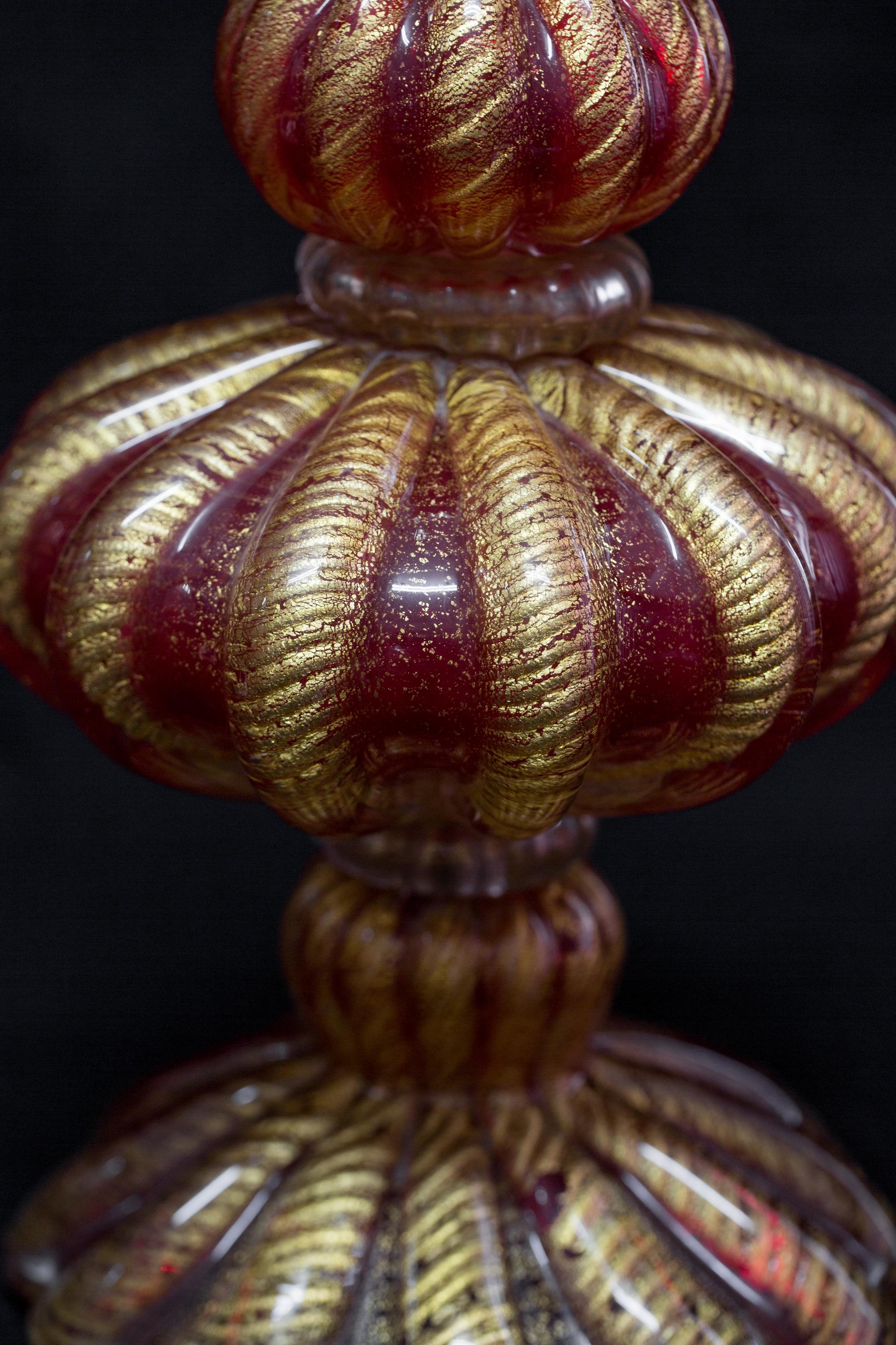 Midcentury Italian Red and Gold Murano Glass Table Lamp by AVEM In Excellent Condition For Sale In Vienna, AT