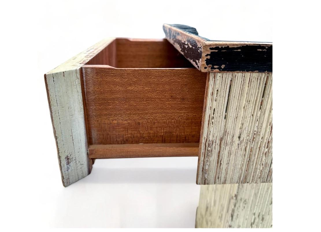 Mesa auxiliar de pedestal de madera acanalada italiana de mediados de siglo con tapa de espejo en venta 3