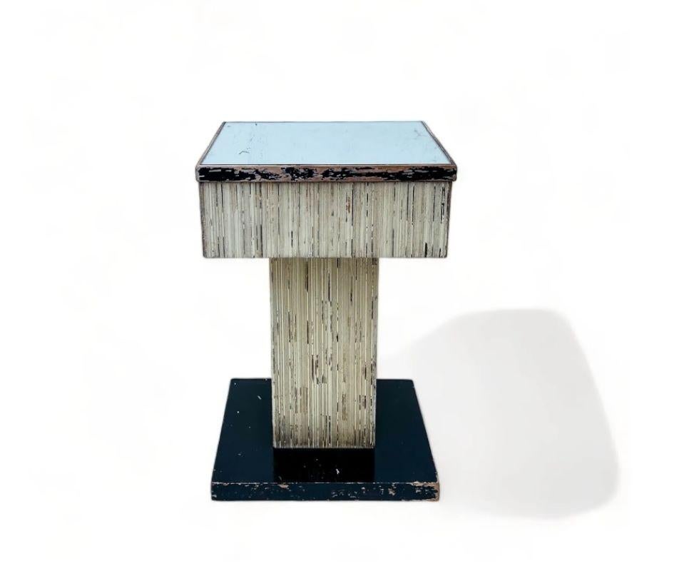 Mesa auxiliar de pedestal de madera acanalada italiana de mediados de siglo 50, con un (1) cajón de bordes biselados que se cierra limpiamente. La madera acanalada pintada de blanco de aspecto envejecido se asienta sobre una base cuadrada pintada de