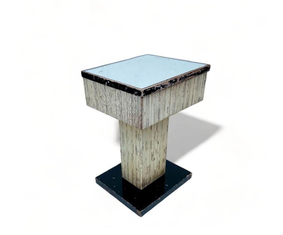 Mesa auxiliar de pedestal de madera acanalada italiana de mediados de siglo con tapa de espejo Moderno de mediados de siglo en venta