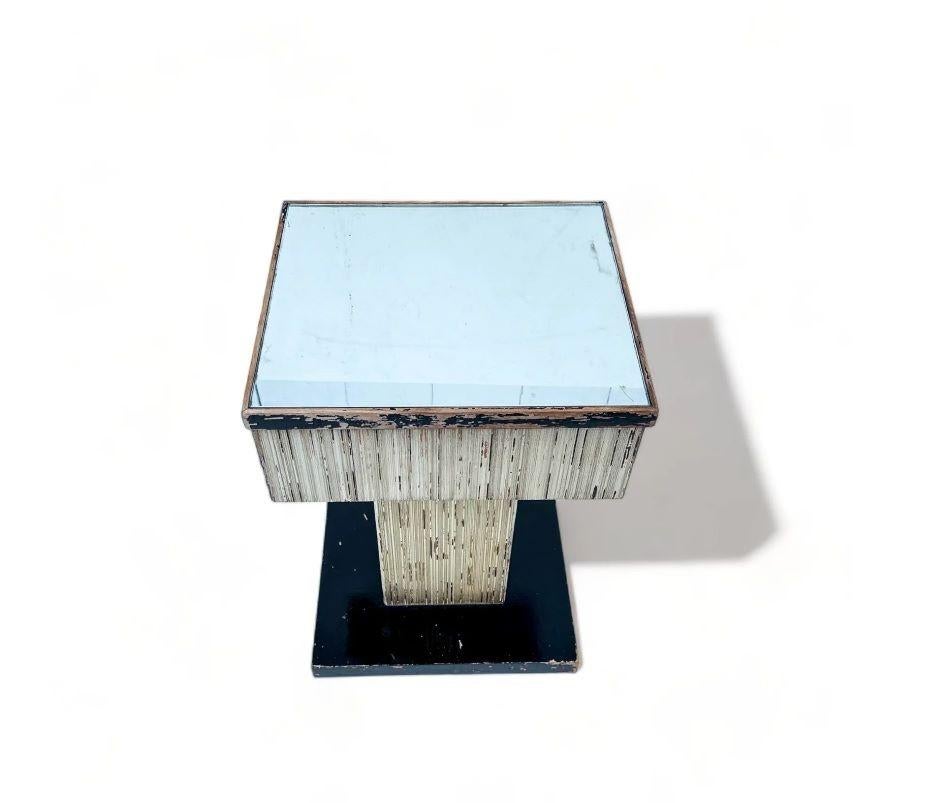 Mesa auxiliar de pedestal de madera acanalada italiana de mediados de siglo con tapa de espejo Italiano en venta