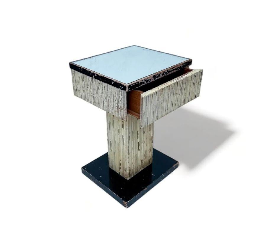 Mesa auxiliar de pedestal de madera acanalada italiana de mediados de siglo con tapa de espejo en Bastante bueno estado para la venta en Chicago, IL