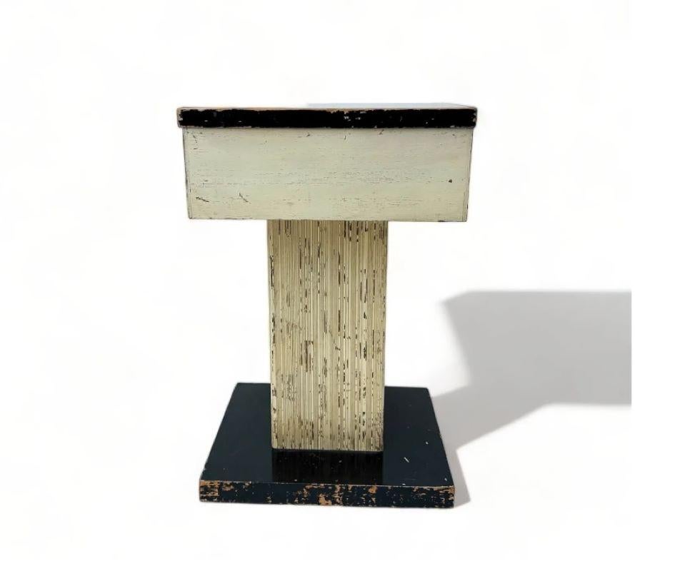Mesa auxiliar de pedestal de madera acanalada italiana de mediados de siglo con tapa de espejo Espejo en venta