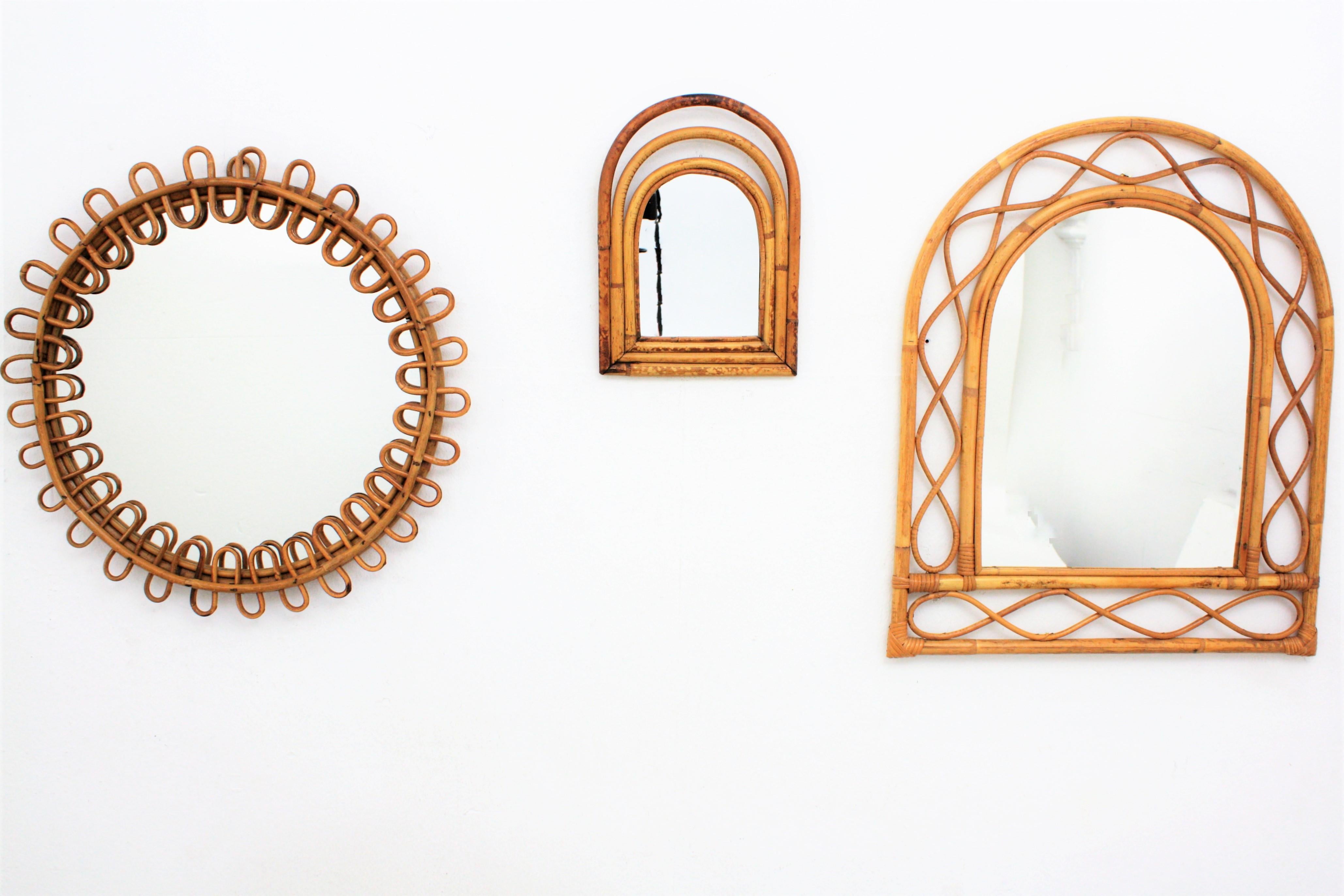 Miroir en bambou fabriqué à la main au milieu du siècle dernier avec un sommet arqué dans le style de Franco Albini.  Italie, années 1960.
Ce miroir est inhabituel par sa taille et il a tout le goût de la Méditerranée. Il est parfait pour être placé