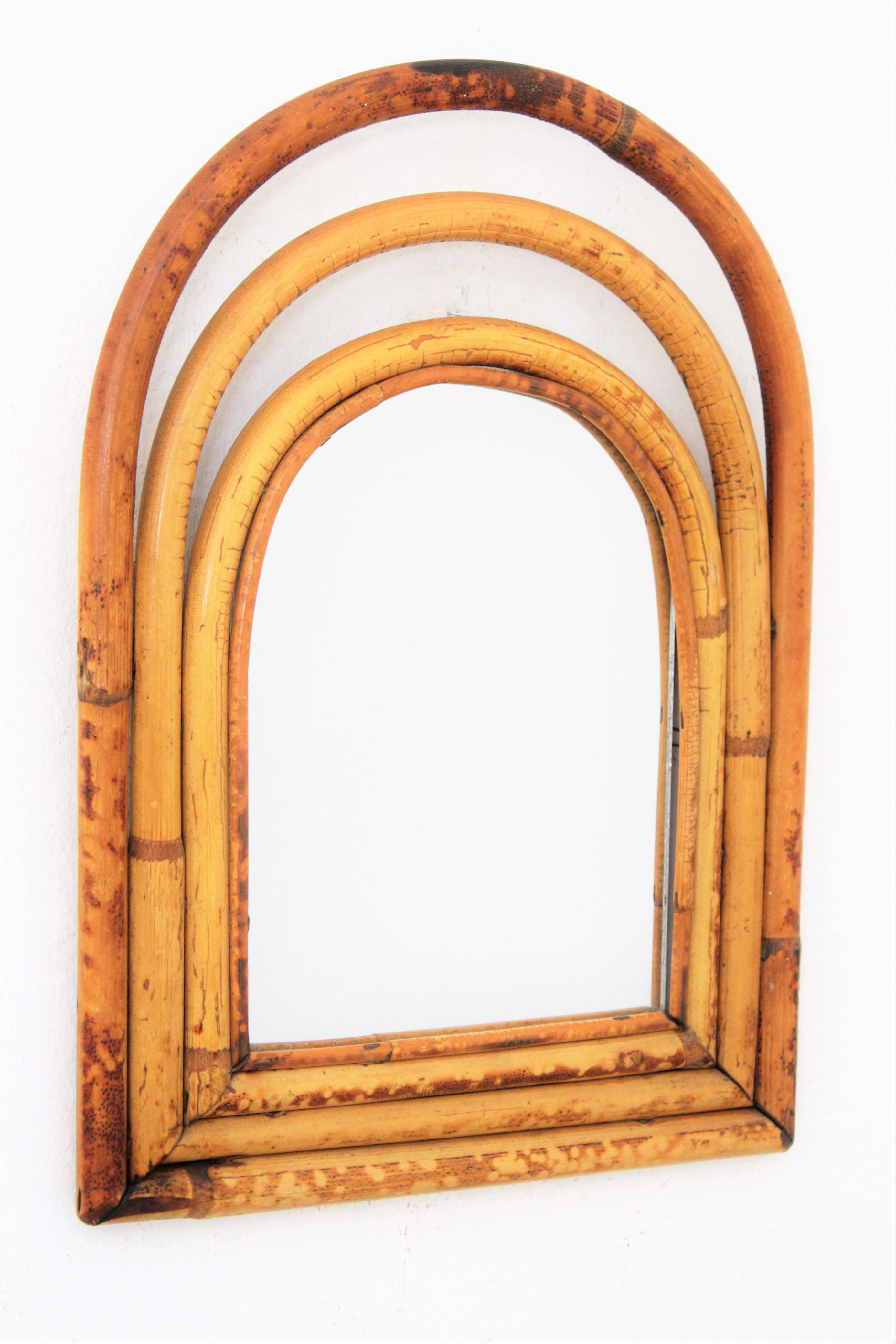 Mid-Century Modern Miroir arqué en bambou et rotin de petite taille dans le style de Franco Albini en vente