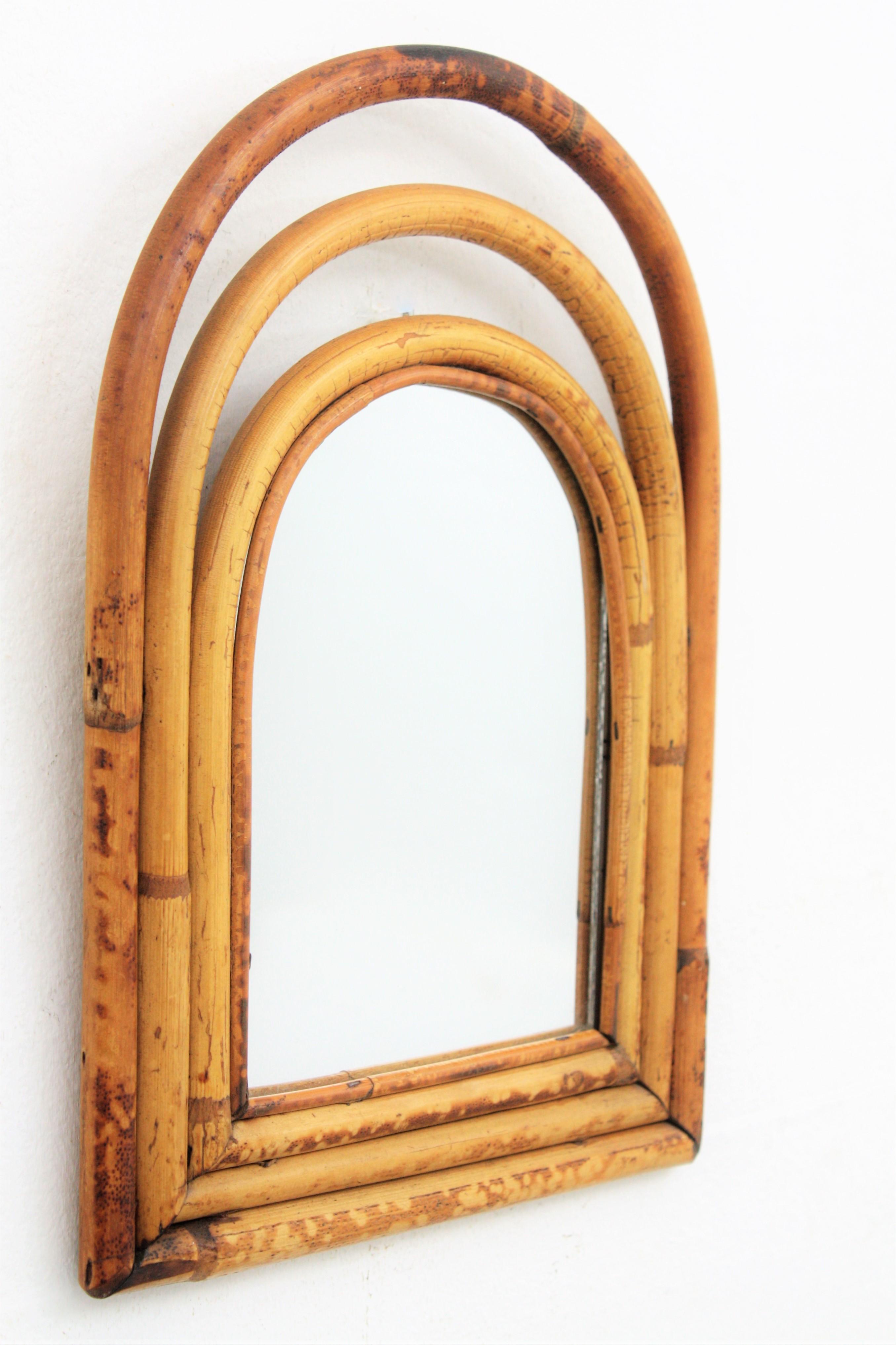 italien Miroir arqué en bambou et rotin de petite taille dans le style de Franco Albini en vente