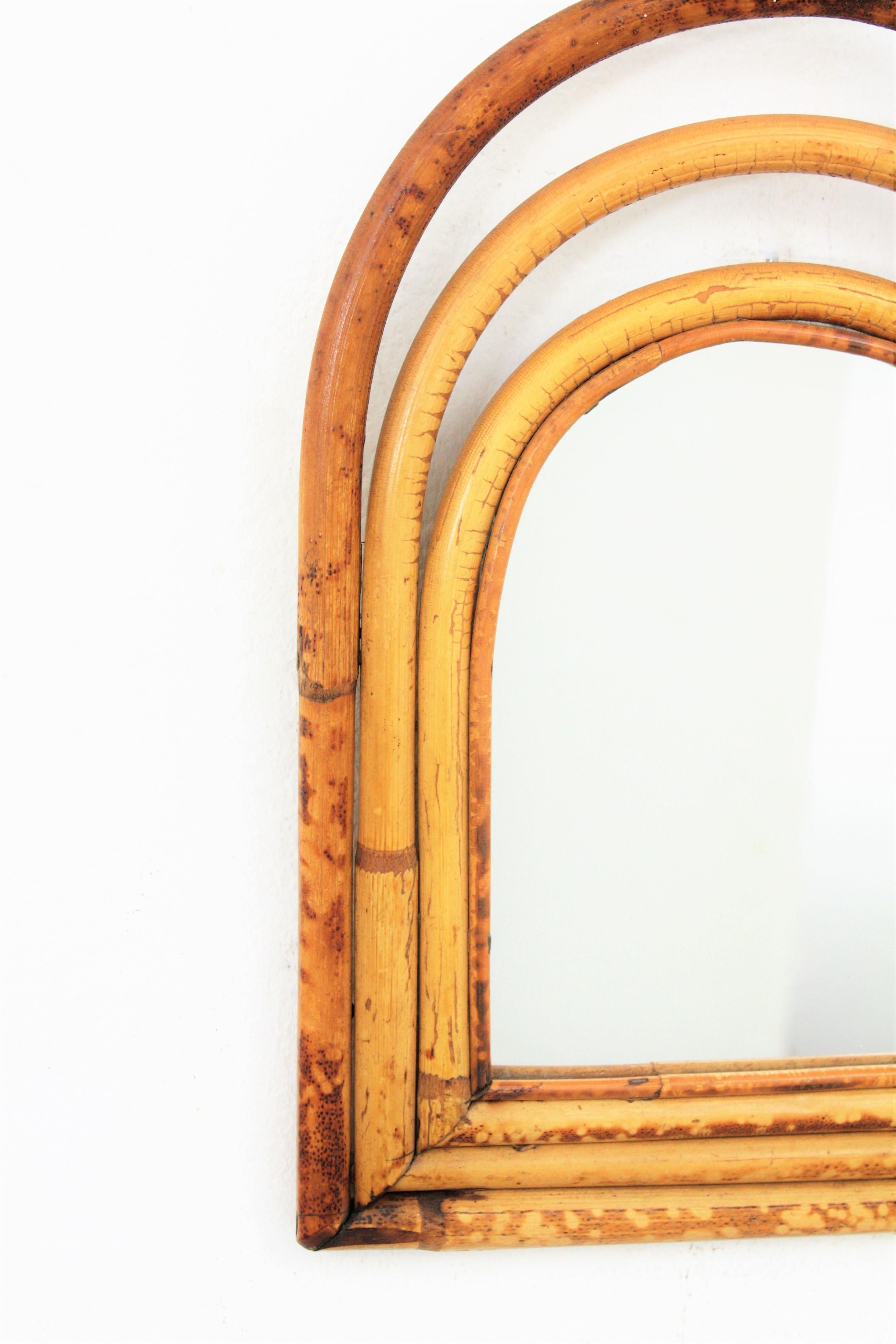 Fait main Miroir arqué en bambou et rotin de petite taille dans le style de Franco Albini en vente