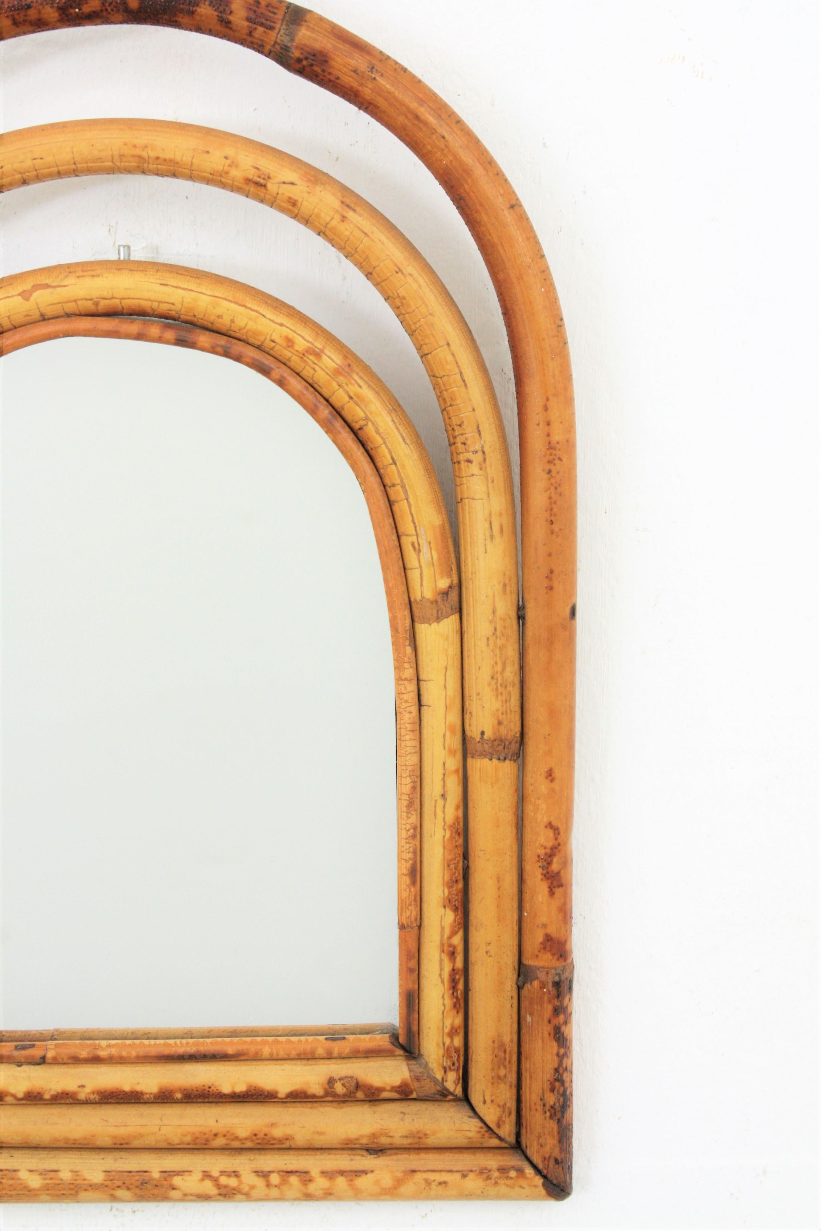 Miroir arqué en bambou et rotin de petite taille dans le style de Franco Albini Bon état - En vente à Barcelona, ES
