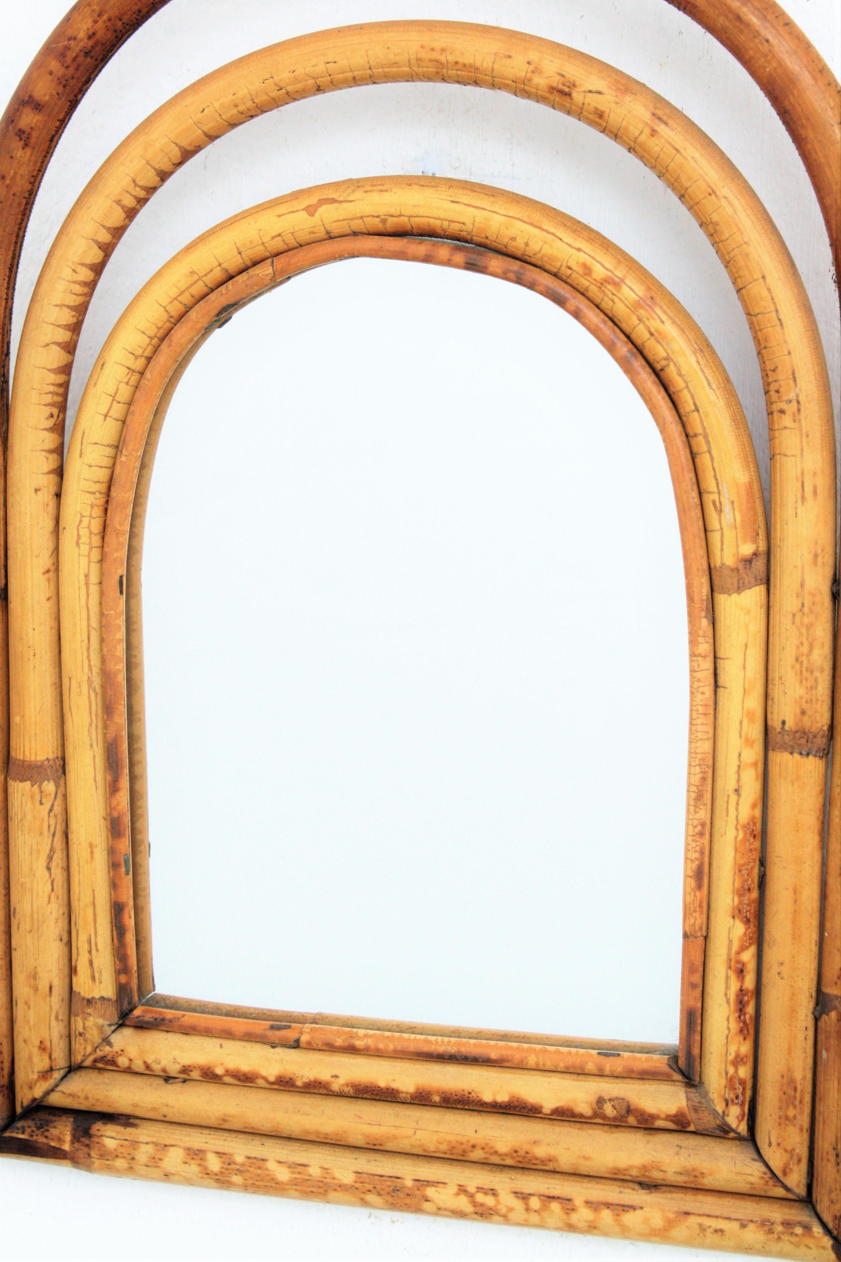 20ième siècle Miroir arqué en bambou et rotin de petite taille dans le style de Franco Albini en vente