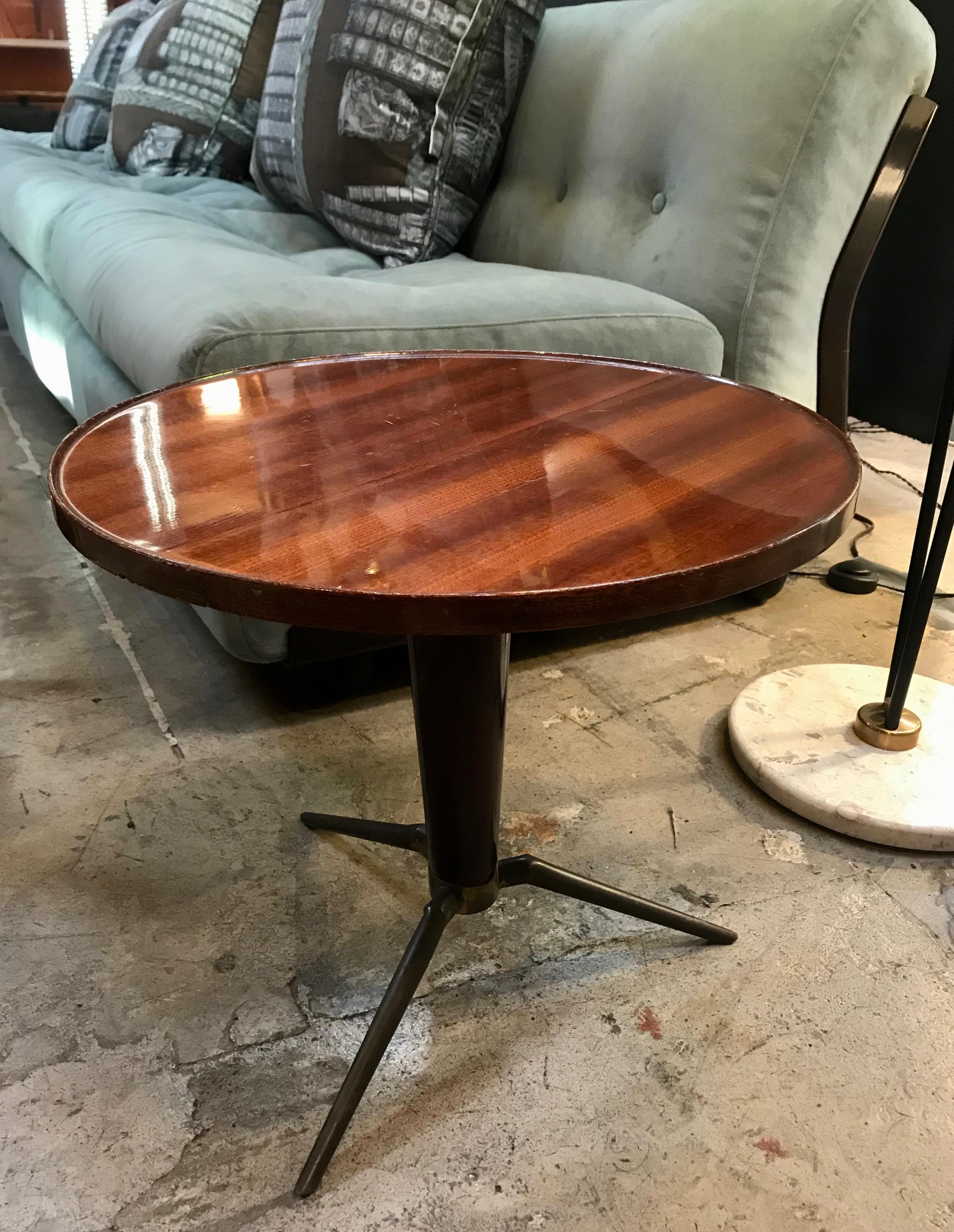 Italian-made coffee table produced in the 1960s.
Round top in veneered wood.
Metal base with spider-shaped legs in brass.
Original patina.