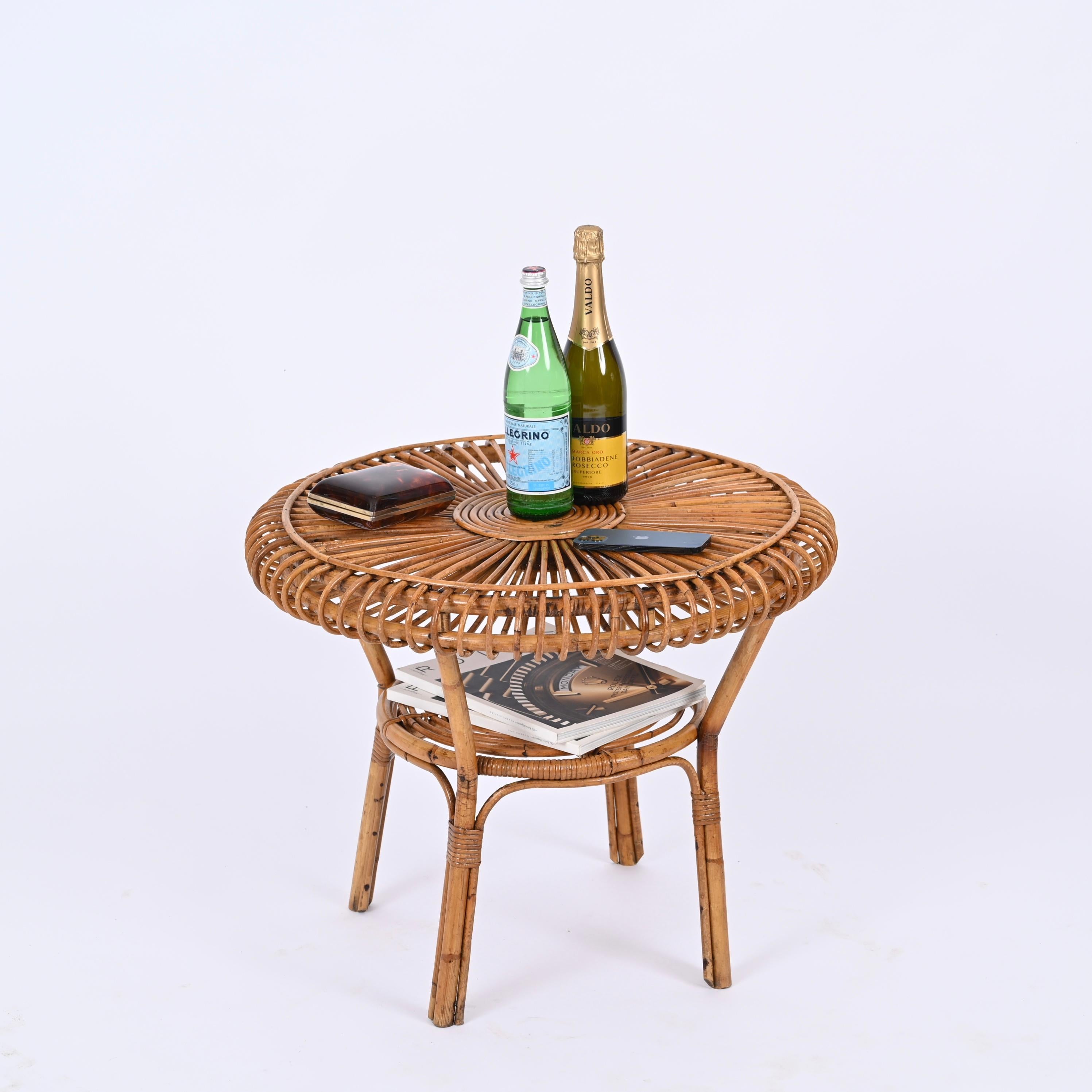 Outstanding midcentury round coffee table in curved bamboo and rattan. This lovely piece was designed in italy in the 1970s.

This beautiful two tier round coffee table has a sturdy structure fully made in bamboo canes with the top made in a