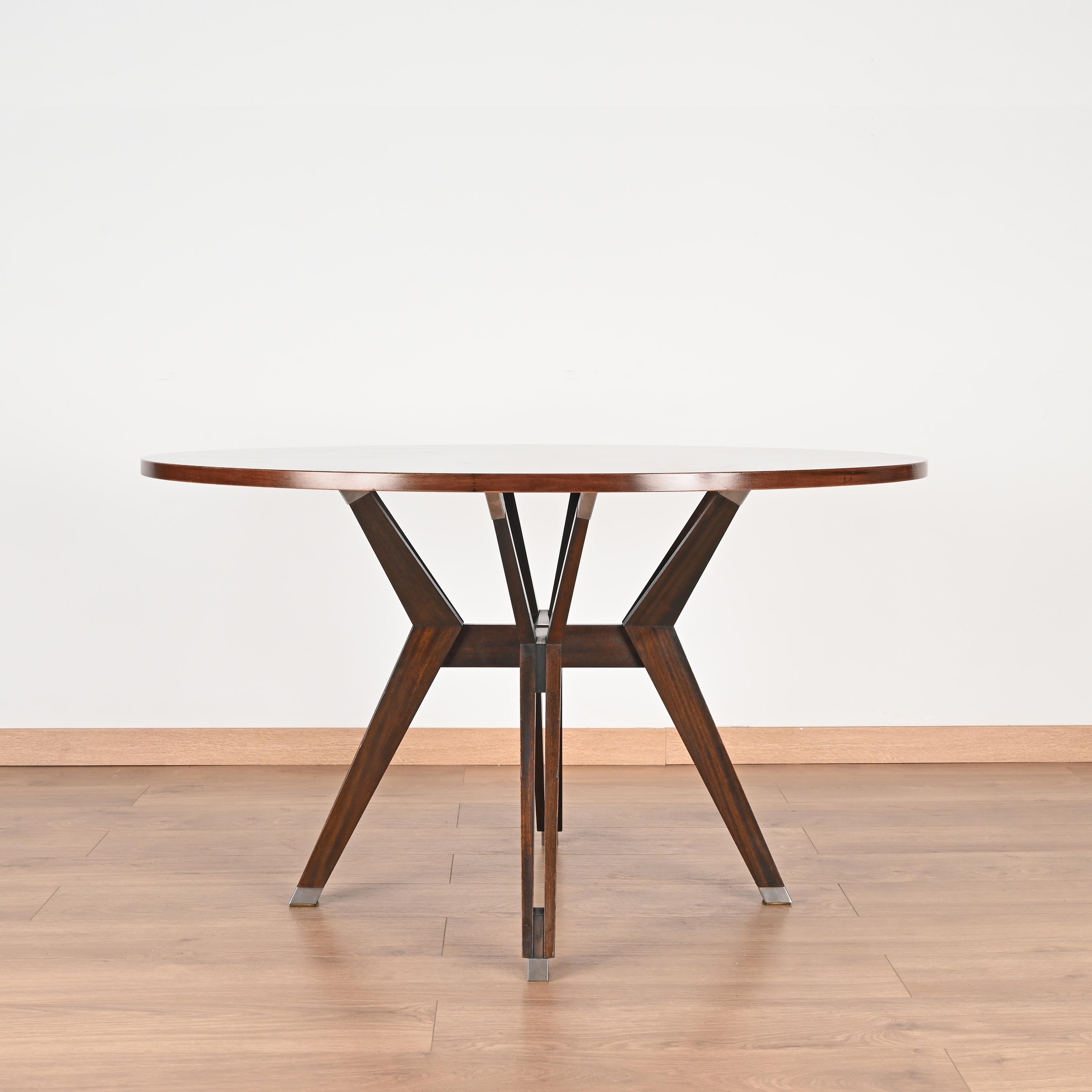 Meraviglioso tavolo da pranzo disegnato da Ico Parisi e prodotto da MiM in Italia nel 1958, il tavolo è firmato sulle gambe.

Il tavolo è in condizioni spettacolari. La qualità del legno è eccezionale, con il piano rotondo in palissandro a forma di