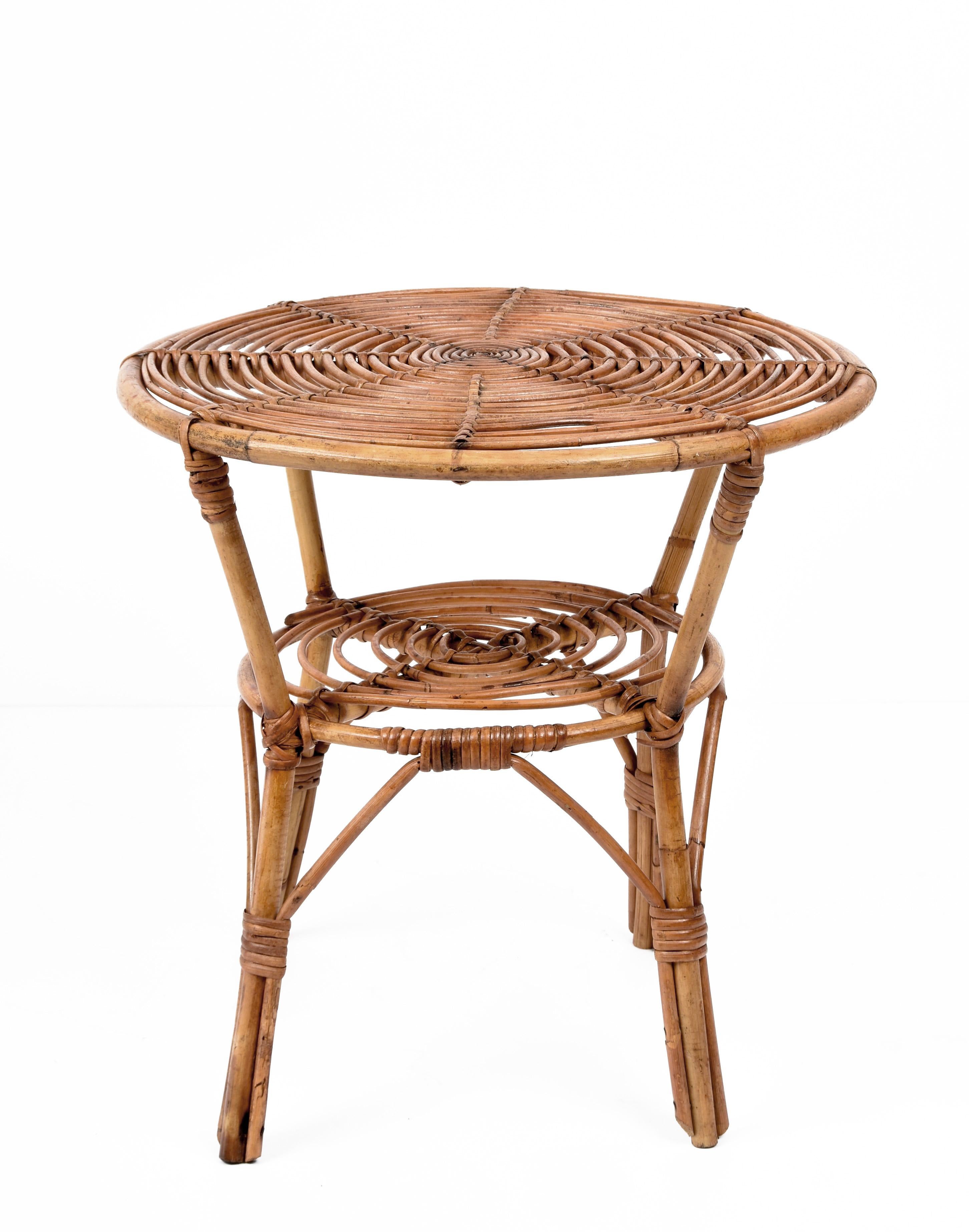 Amazing midcentury round coffee table in rattan, wicker and bamboo. This wonderful French Riviera style coffee table was produced in Italy during the 1960s.

Fully handmade with perfect proportions, this gorgeous table is made in curved bamboo and