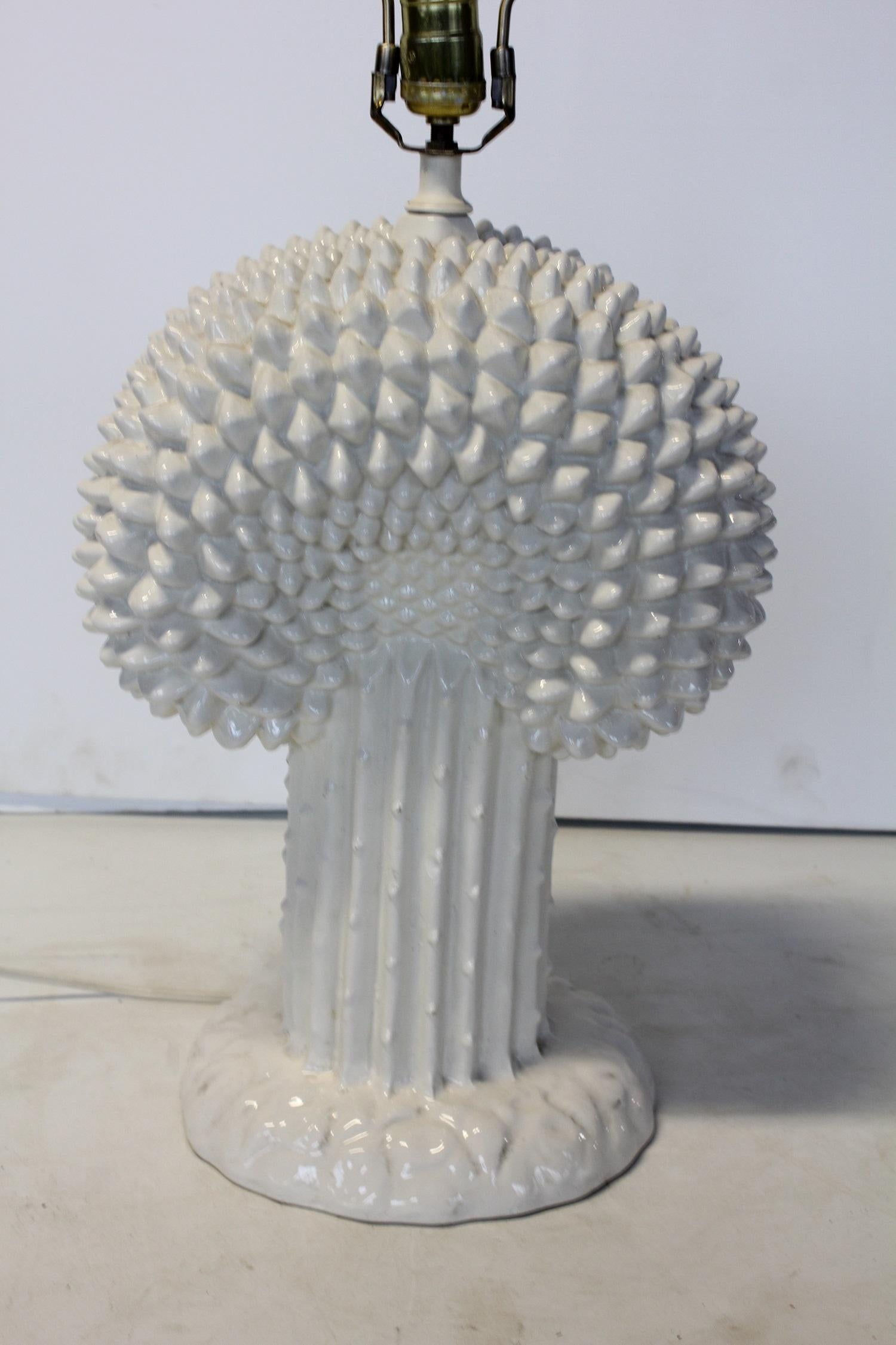 Midcentury Italian sculptural ceramic table lamp. Measures: H with harp 30