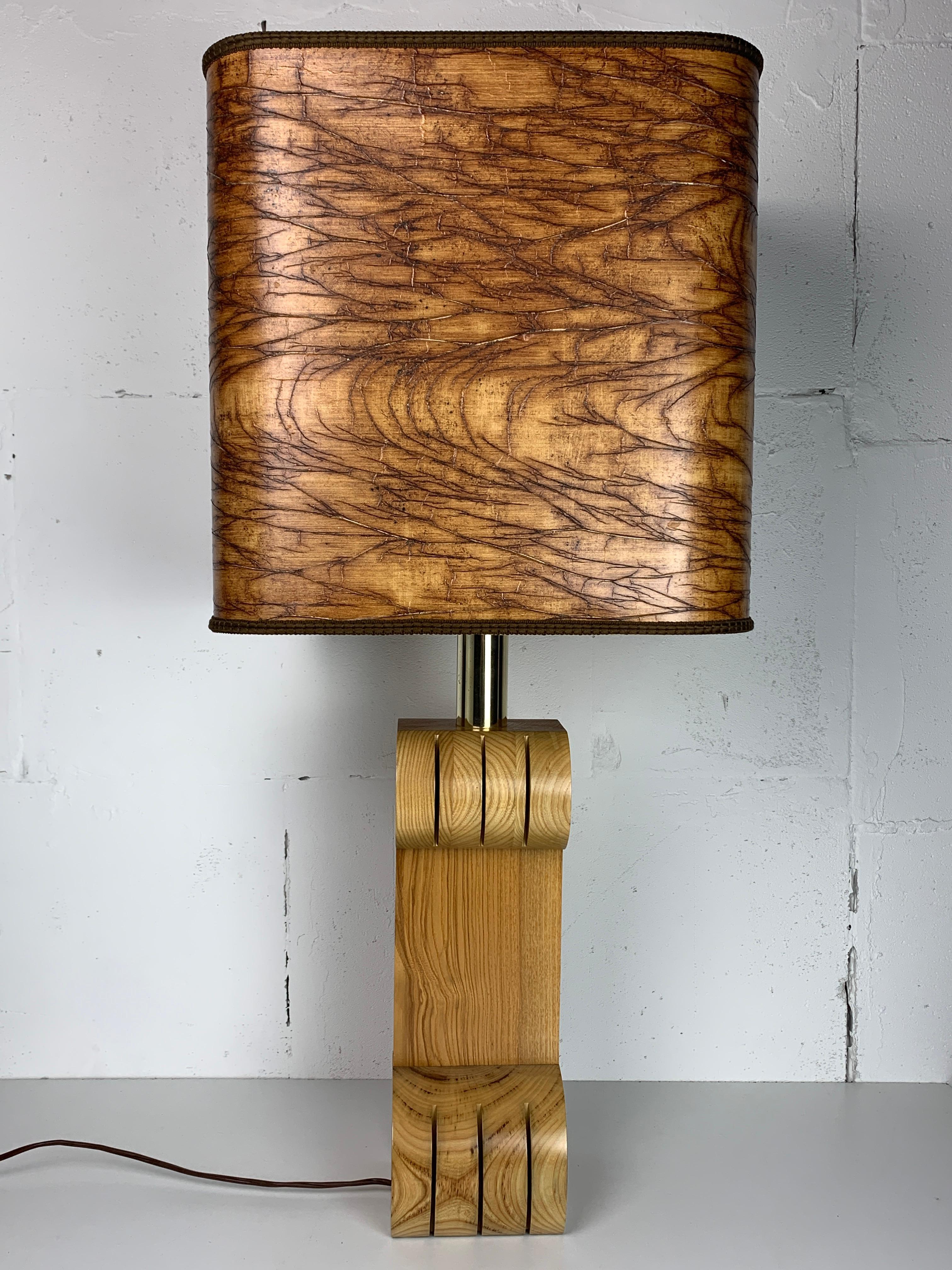 Brass Midcentury Italian sculptural large table lamp with wood veneer shade For Sale