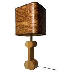Lampada da tavolo scultorea italiana del Medioevo con paralume impiallacciato in Wood