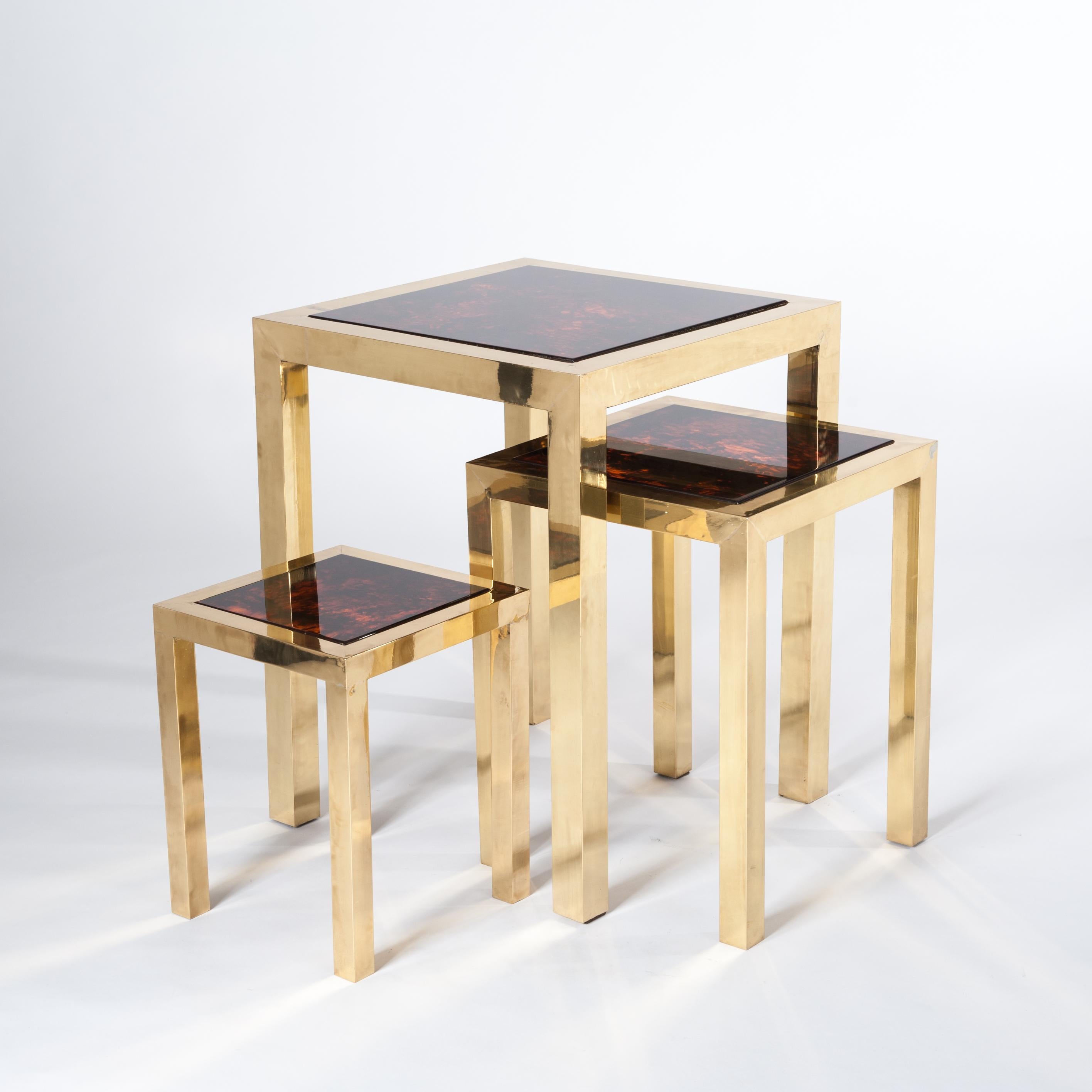 Außergewöhnliches Set von Nischentischen in starker modernistischer Form von Romeo Rega. Messing-Metallwerk in strengem Design mit warm bräunlich marmorierter Bakelit-Tischplatte.
Das Metall ist bereits ein wenig angeschlagen und an einigen Stellen