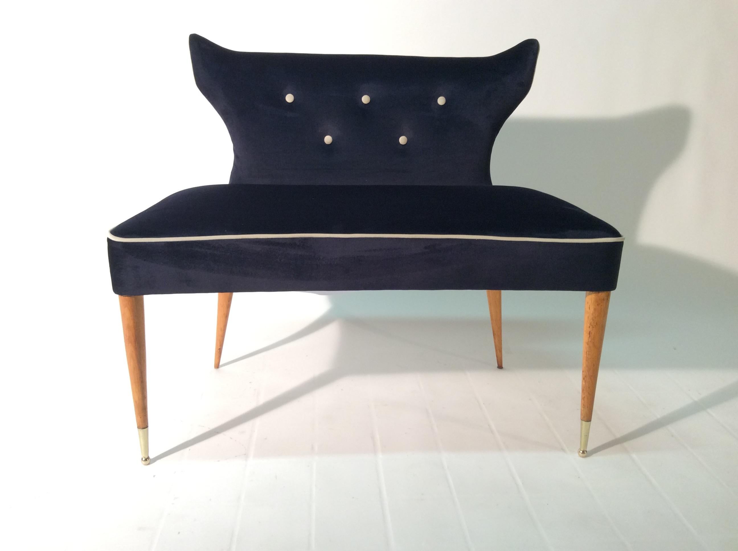 Small sofa or stool with backrest, Italian Settee 1950s with wooden legs and brass feet, newly covered with dark blue velvet.
Beautiful shaped and curved back, this small sofa or stool can be positioned at the bottom of a bed, in a guradroba,