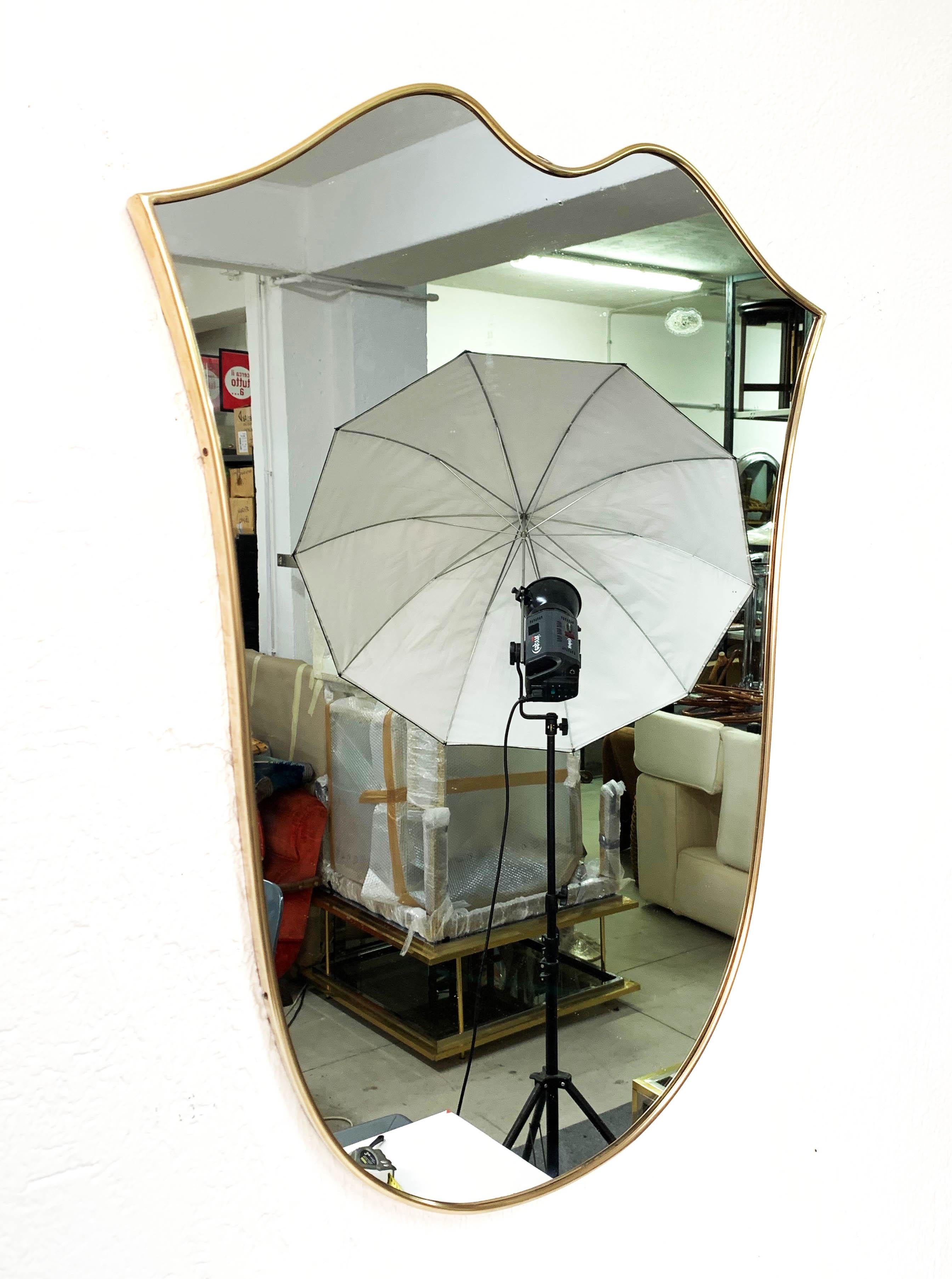 Midcentury Italian Shield Shaped Brass Mirror Attributed to Gio Ponti, 1961 In Good Condition In Roma, IT