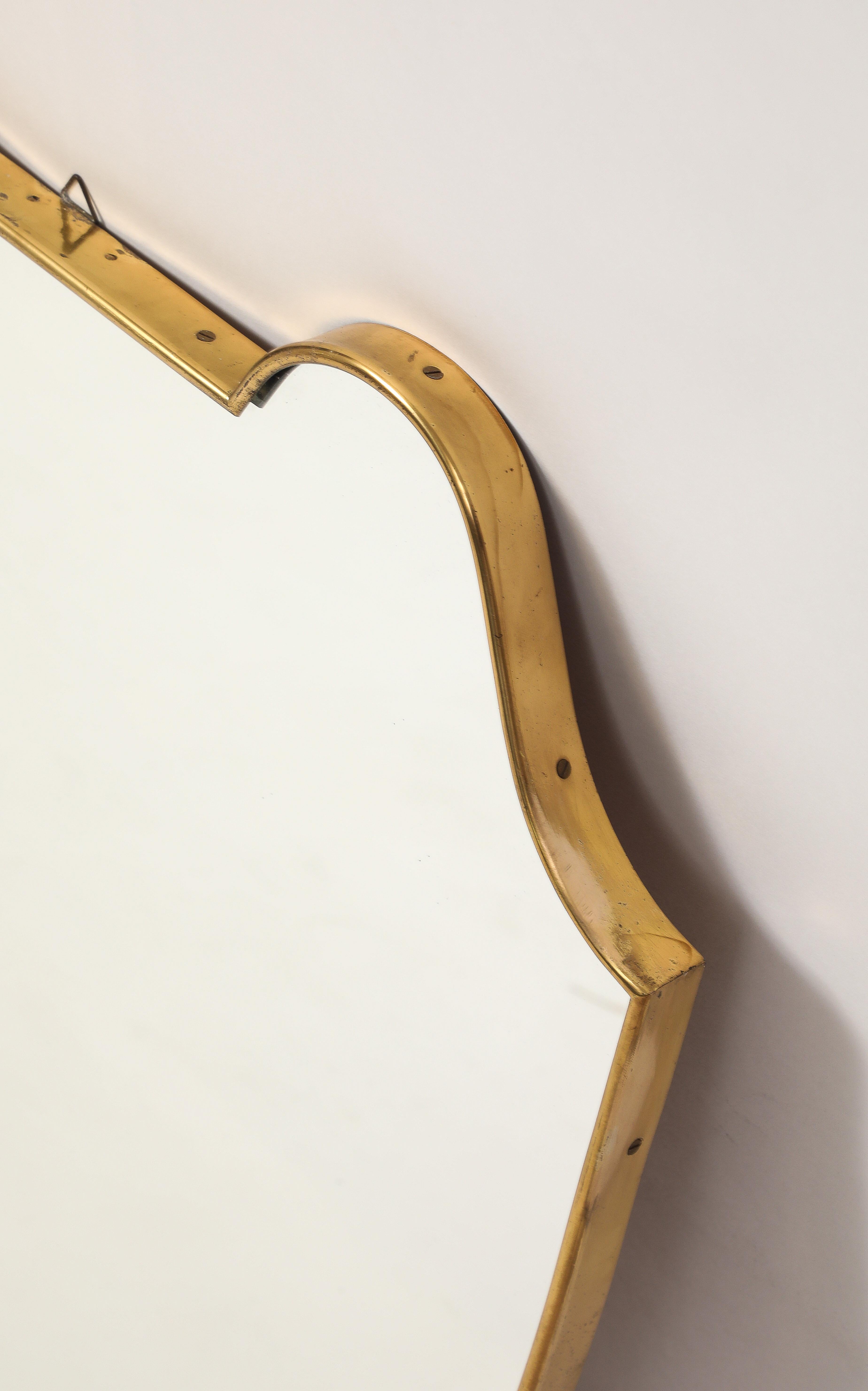 Espejo italiano de latón en forma de escudo de mediados de siglo en venta 2