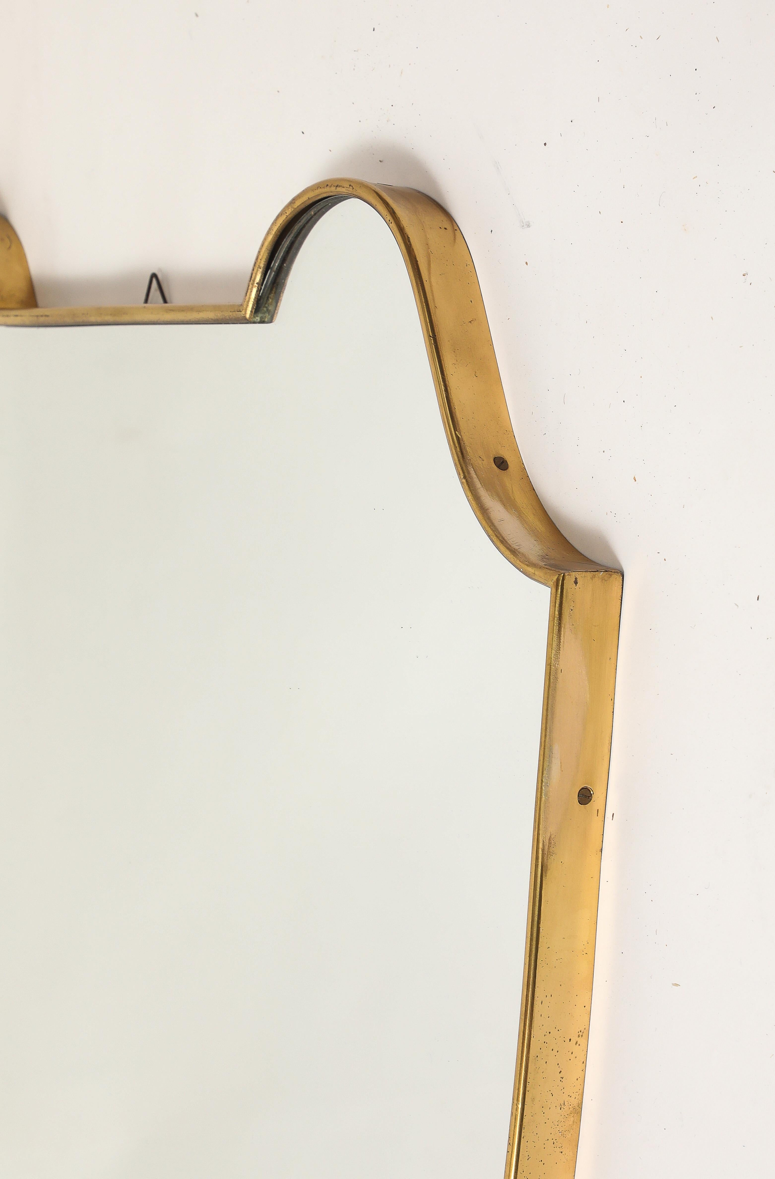 Espejo italiano de latón en forma de escudo de mediados de siglo en venta 3