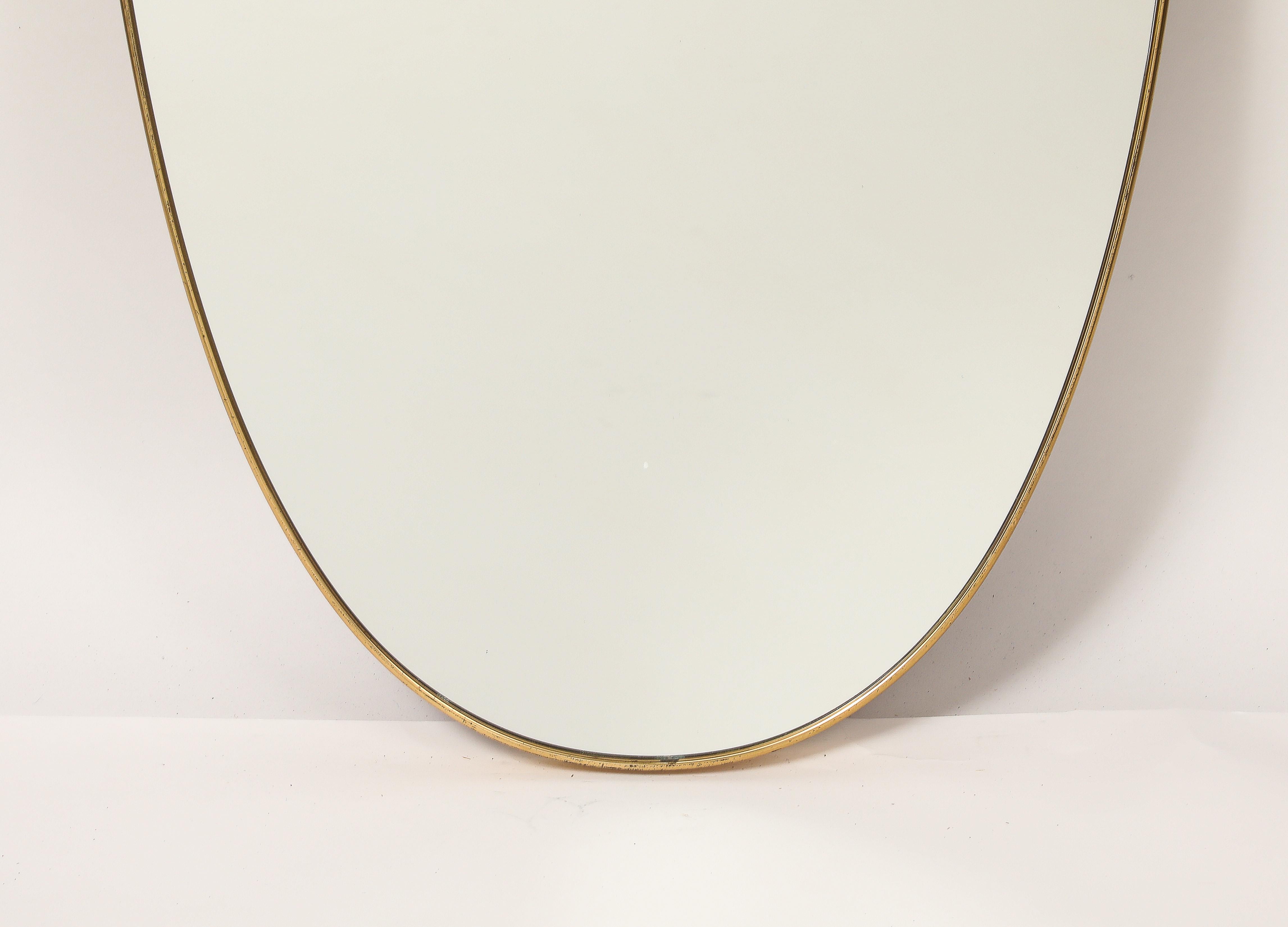 Espejo italiano de latón en forma de escudo de mediados de siglo en venta 4