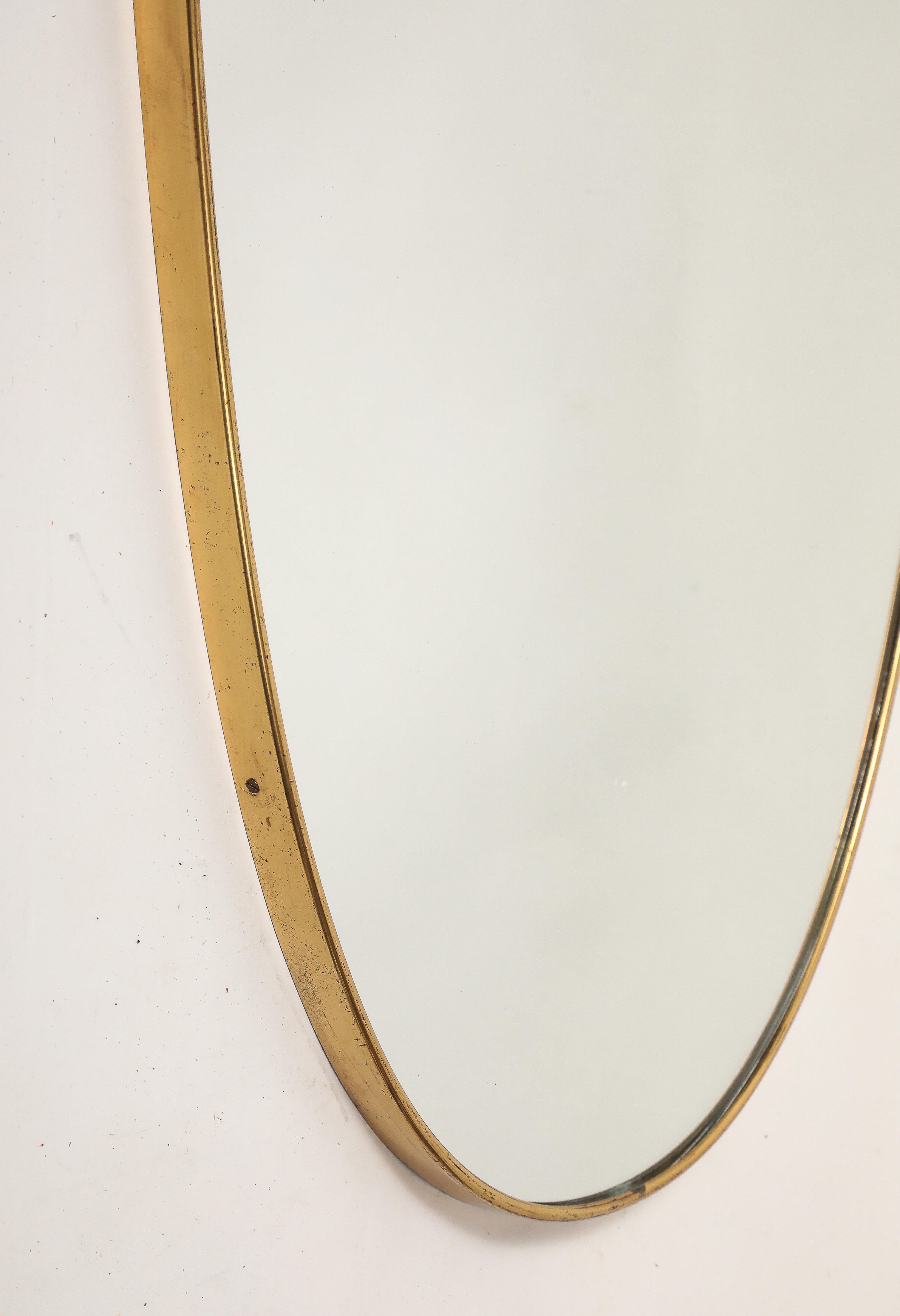 Espejo italiano de latón en forma de escudo de mediados de siglo en venta 5