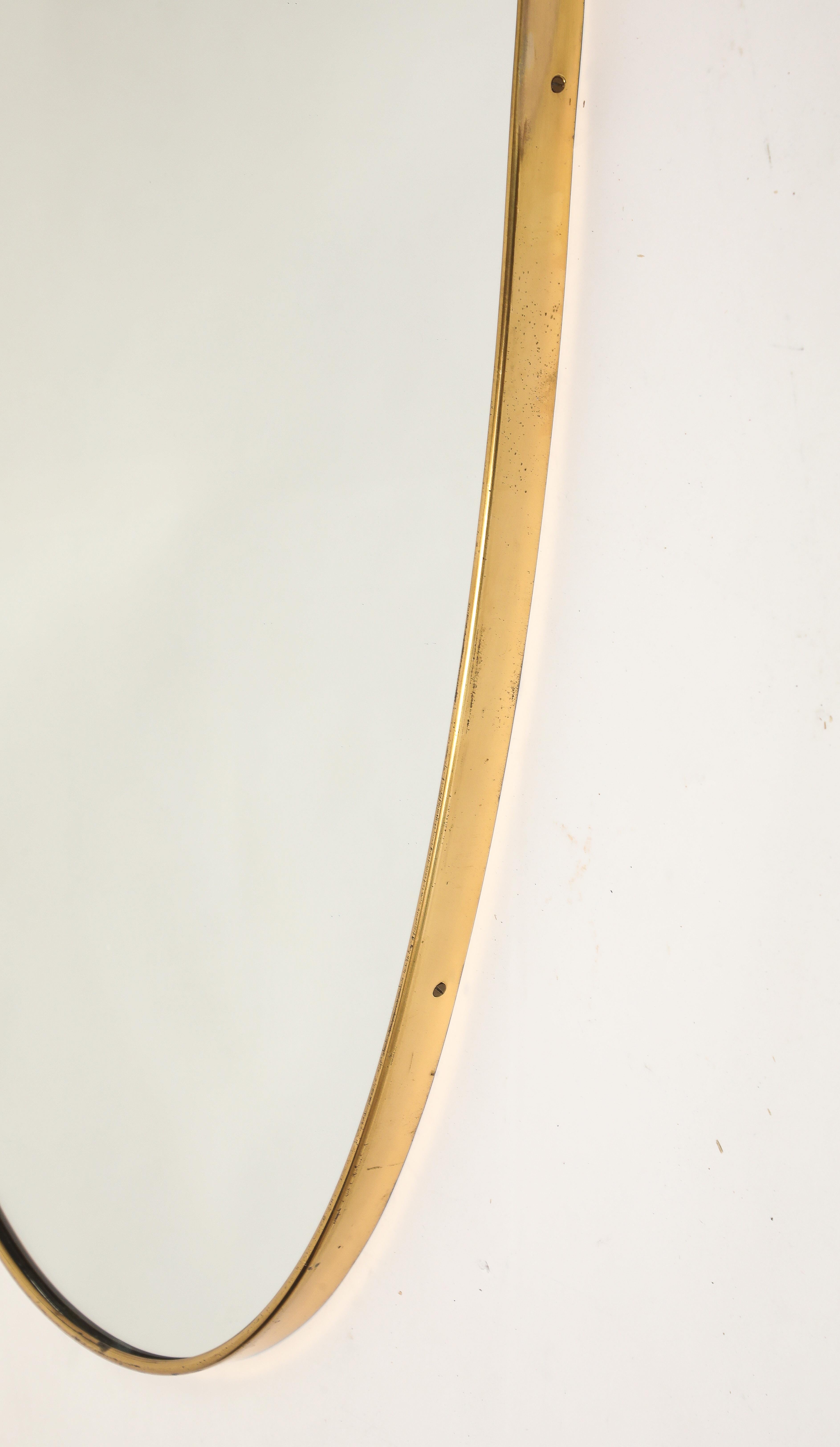 Espejo italiano de latón en forma de escudo de mediados de siglo en venta 6