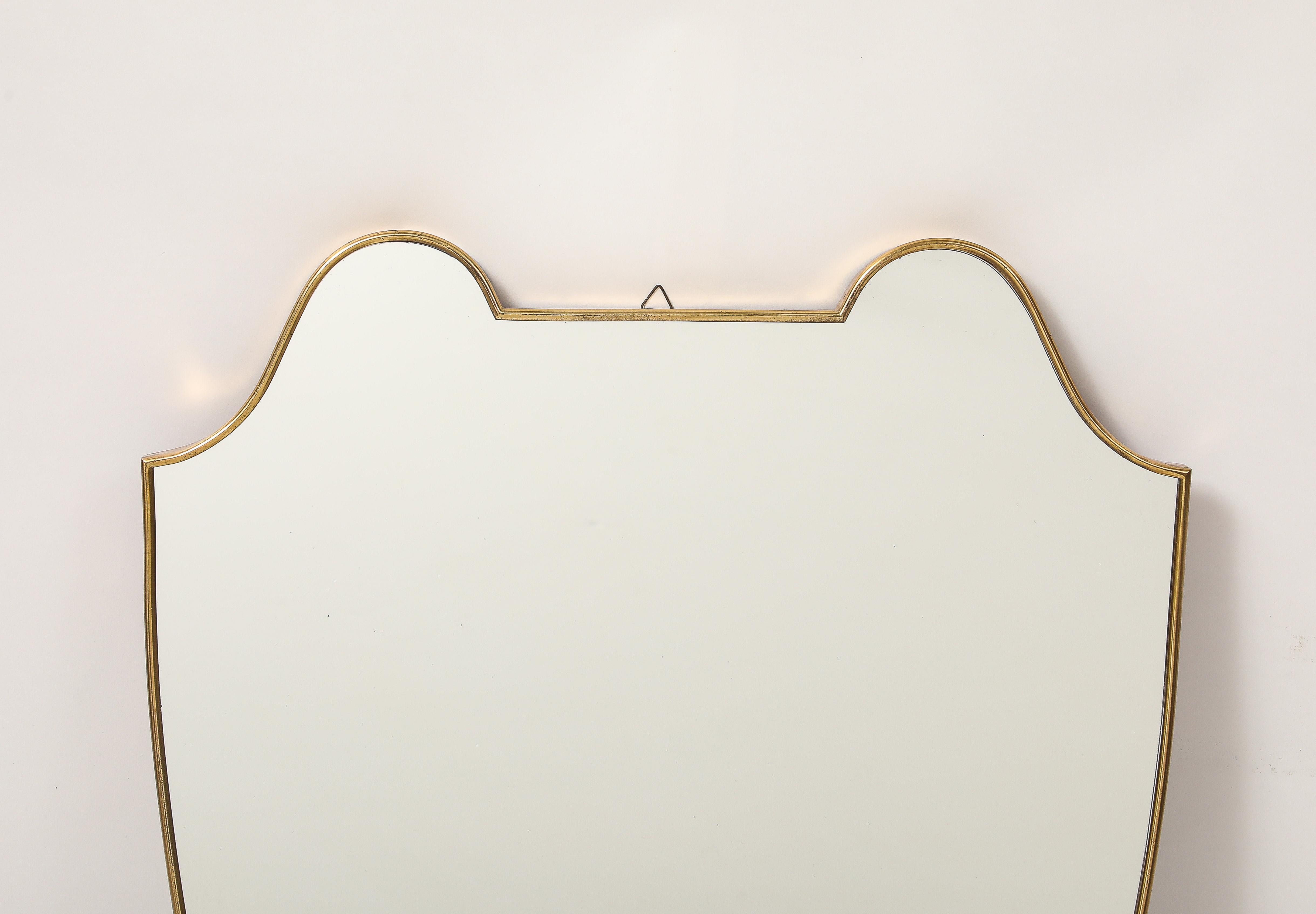 Espejo italiano de latón en forma de escudo de mediados de siglo Italiano en venta