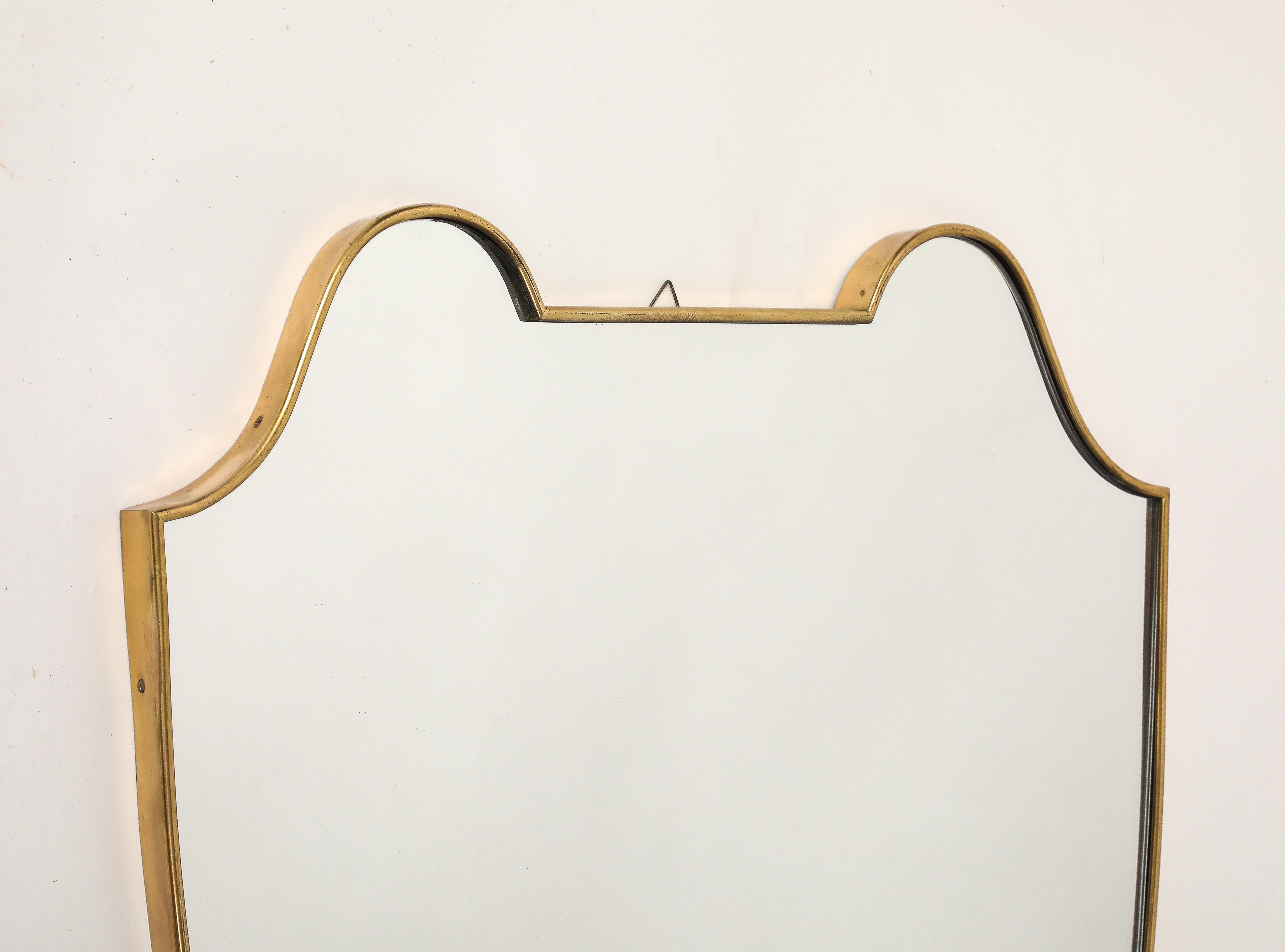 Espejo italiano de latón en forma de escudo de mediados de siglo en Bueno estado para la venta en New York, NY