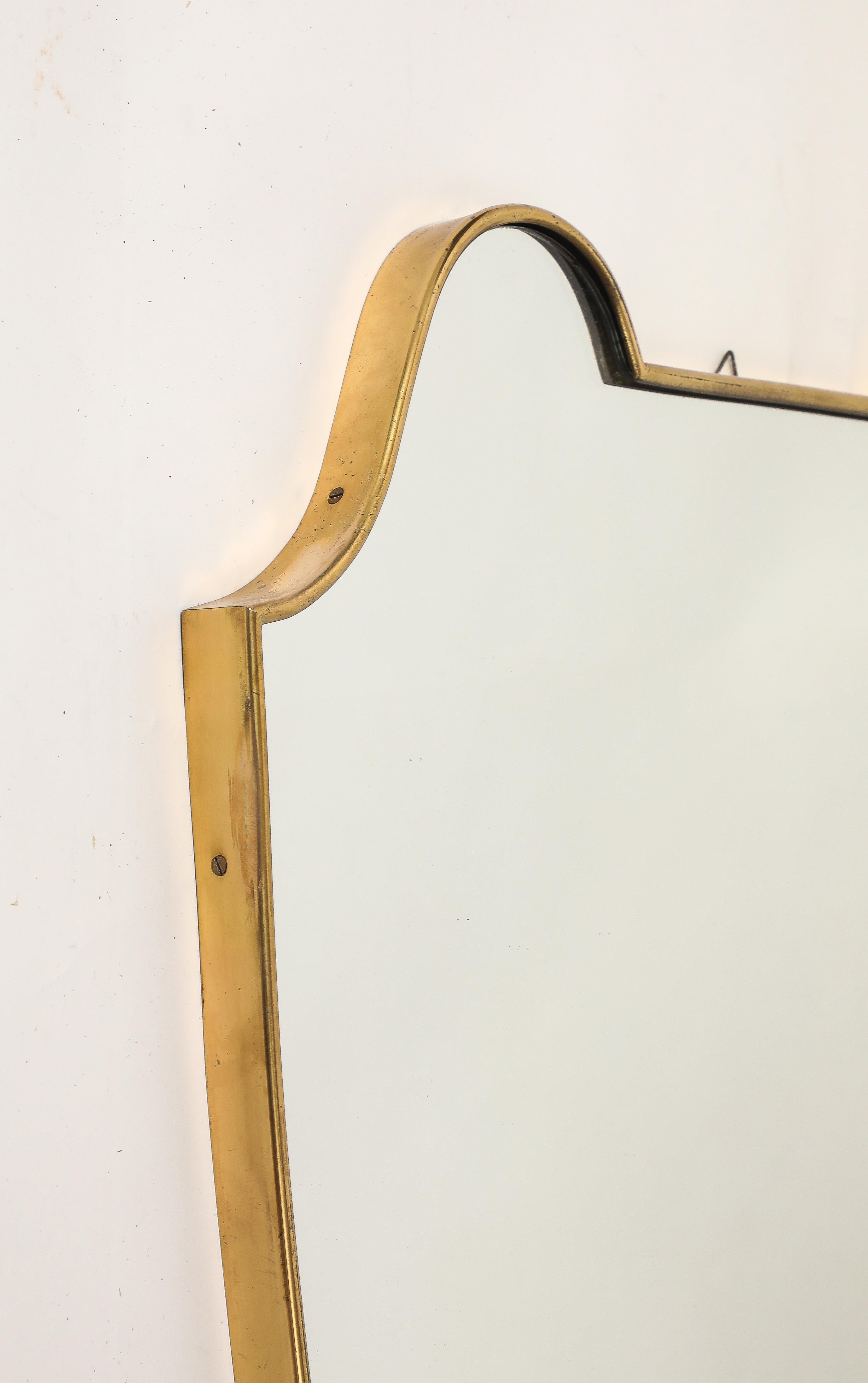 Espejo italiano de latón en forma de escudo de mediados de siglo mediados del siglo XX en venta