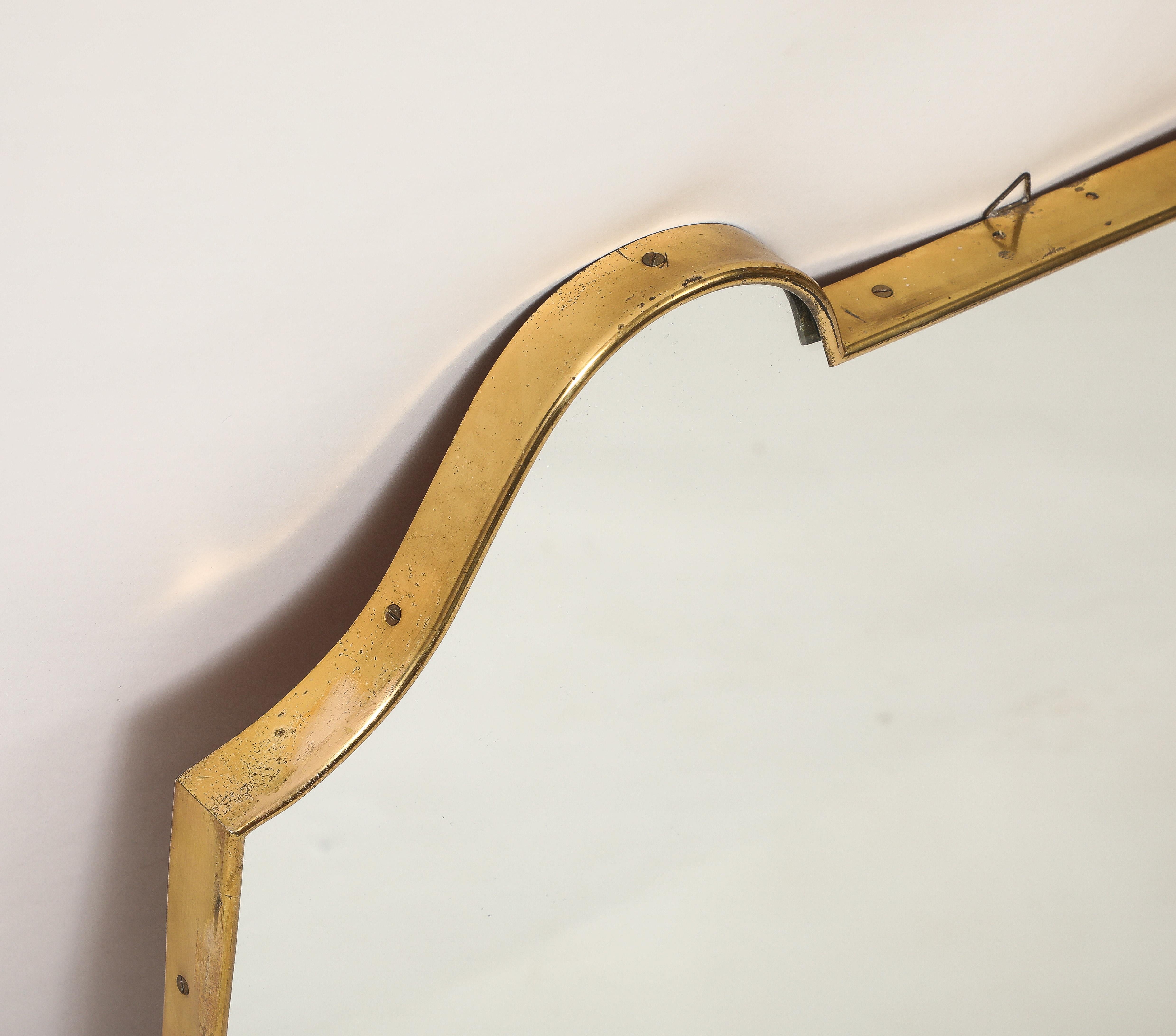 Espejo italiano de latón en forma de escudo de mediados de siglo Latón en venta