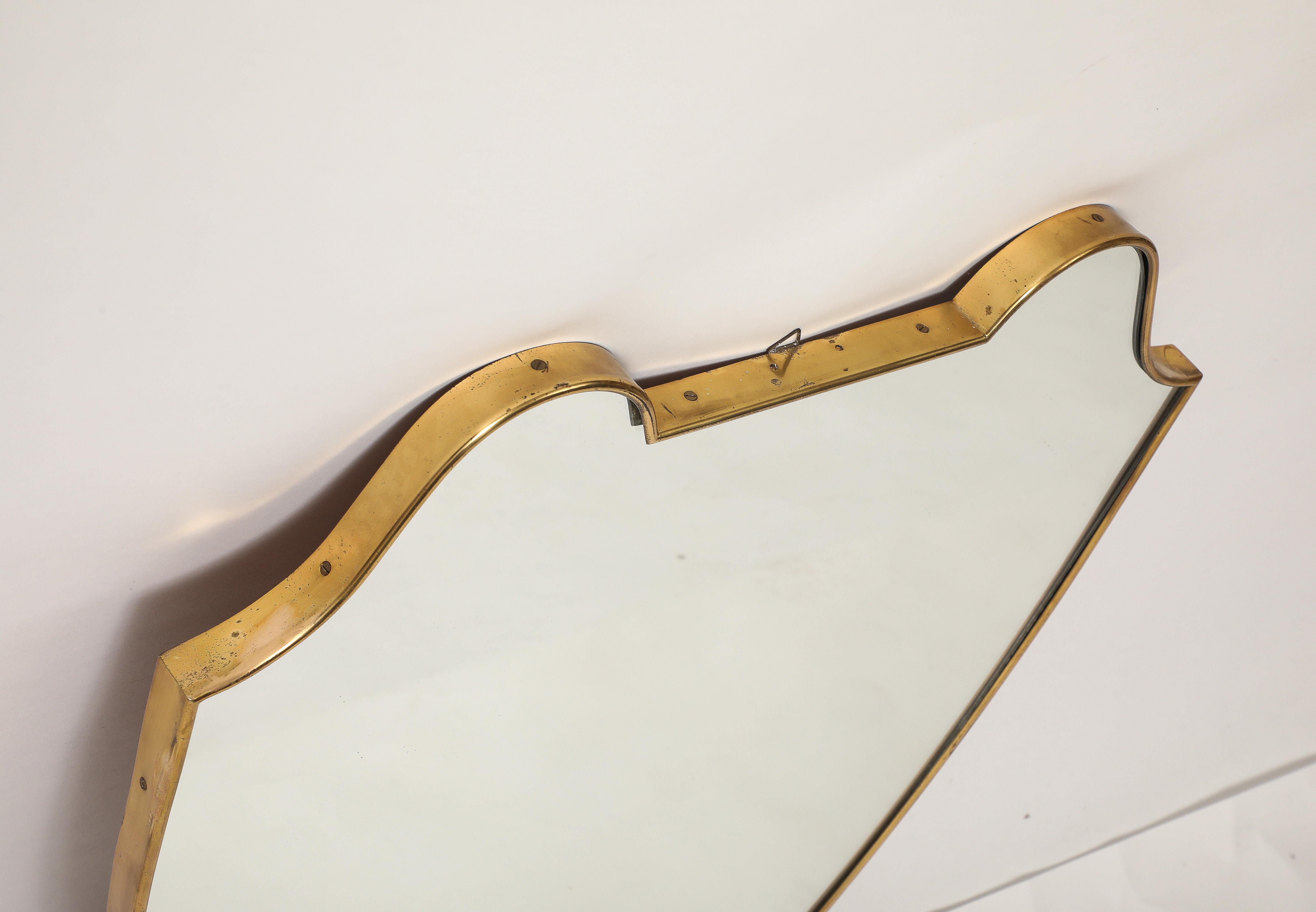 Espejo italiano de latón en forma de escudo de mediados de siglo en venta 1