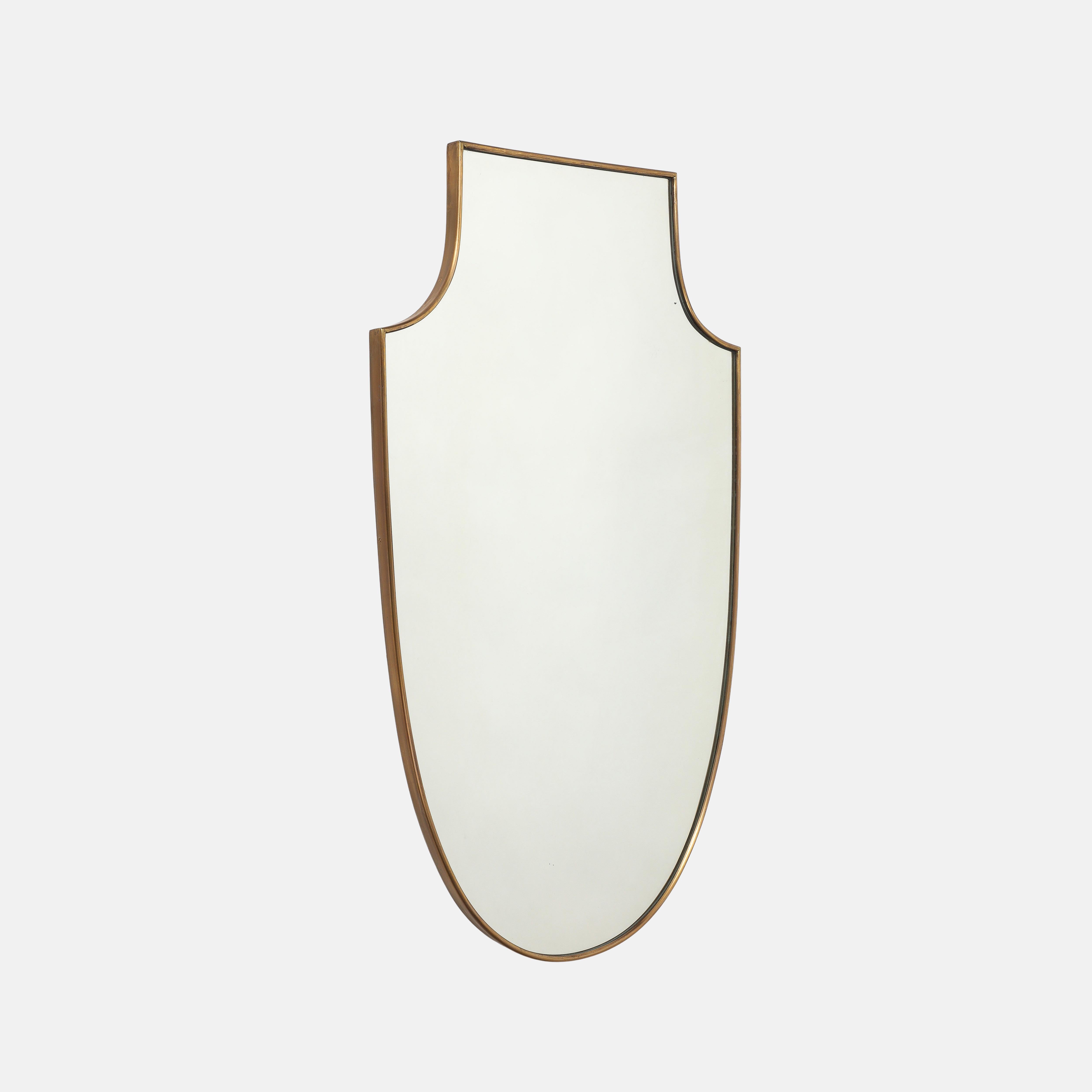 Mid-Century Modern Miroir mural en laiton en forme de bouclier, Italie du milieu du siècle, années 1950 en vente
