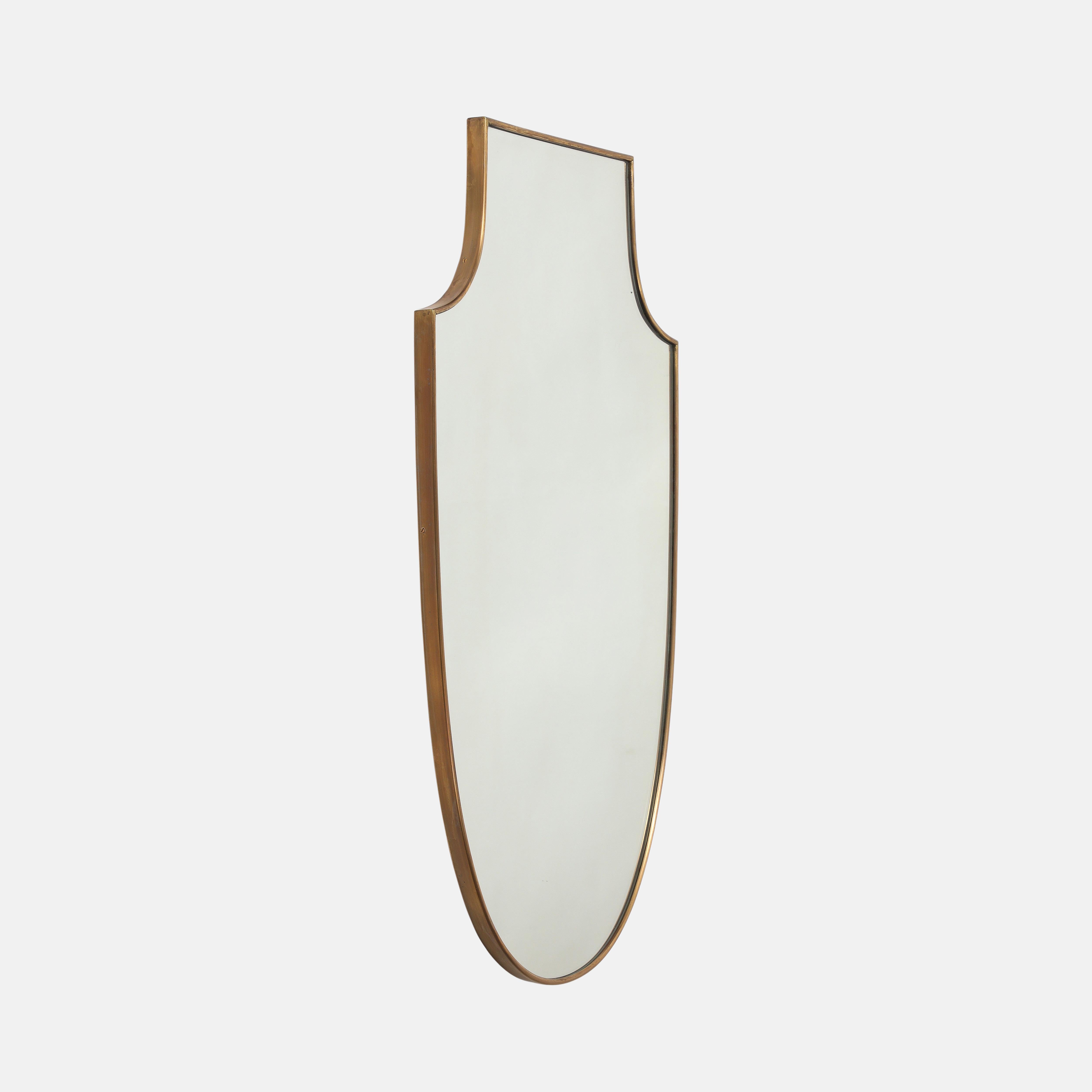 italien Miroir mural en laiton en forme de bouclier, Italie du milieu du siècle, années 1950 en vente