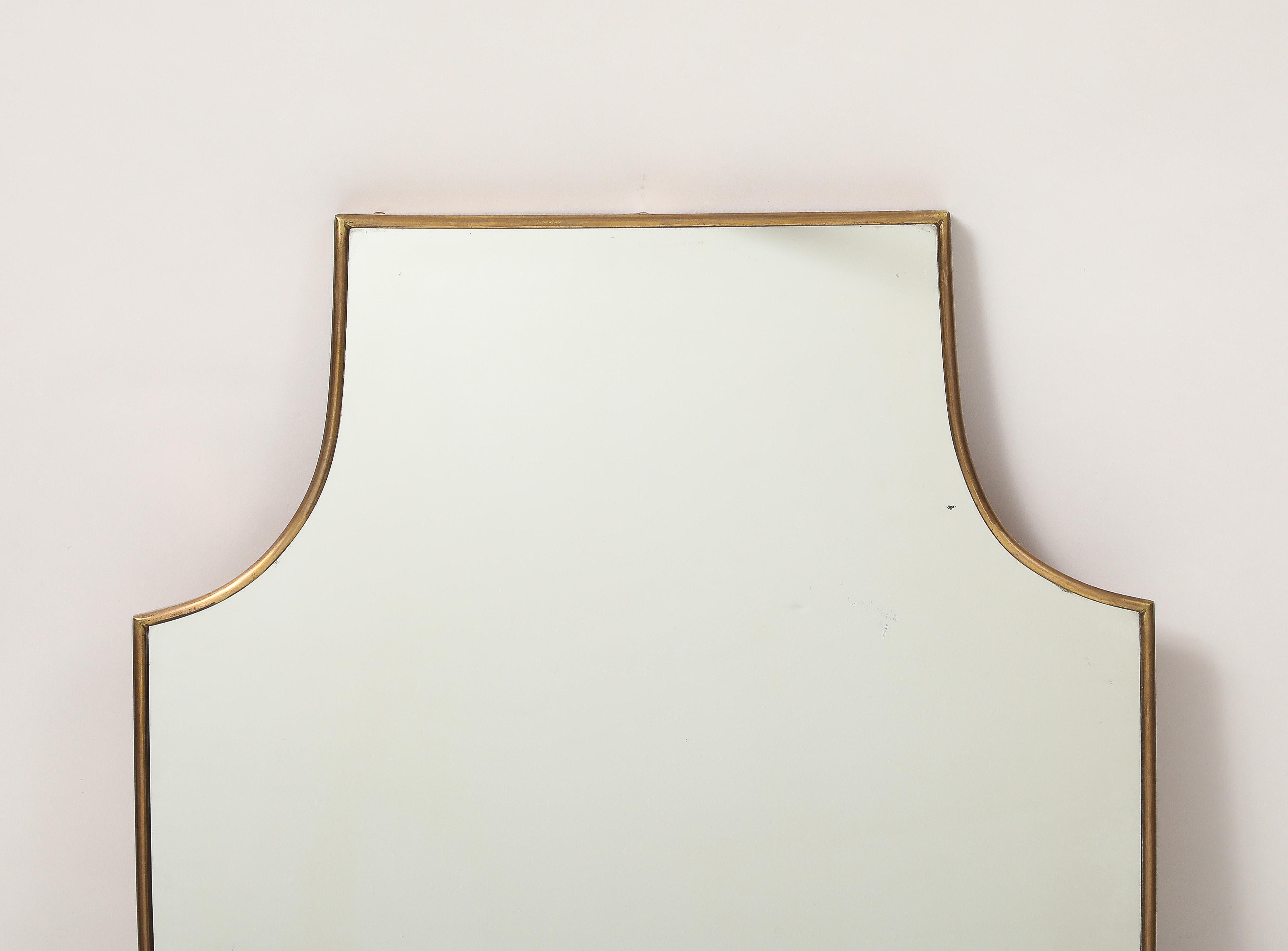 Miroir mural en laiton en forme de bouclier, Italie du milieu du siècle, années 1950 Bon état - En vente à New York, NY