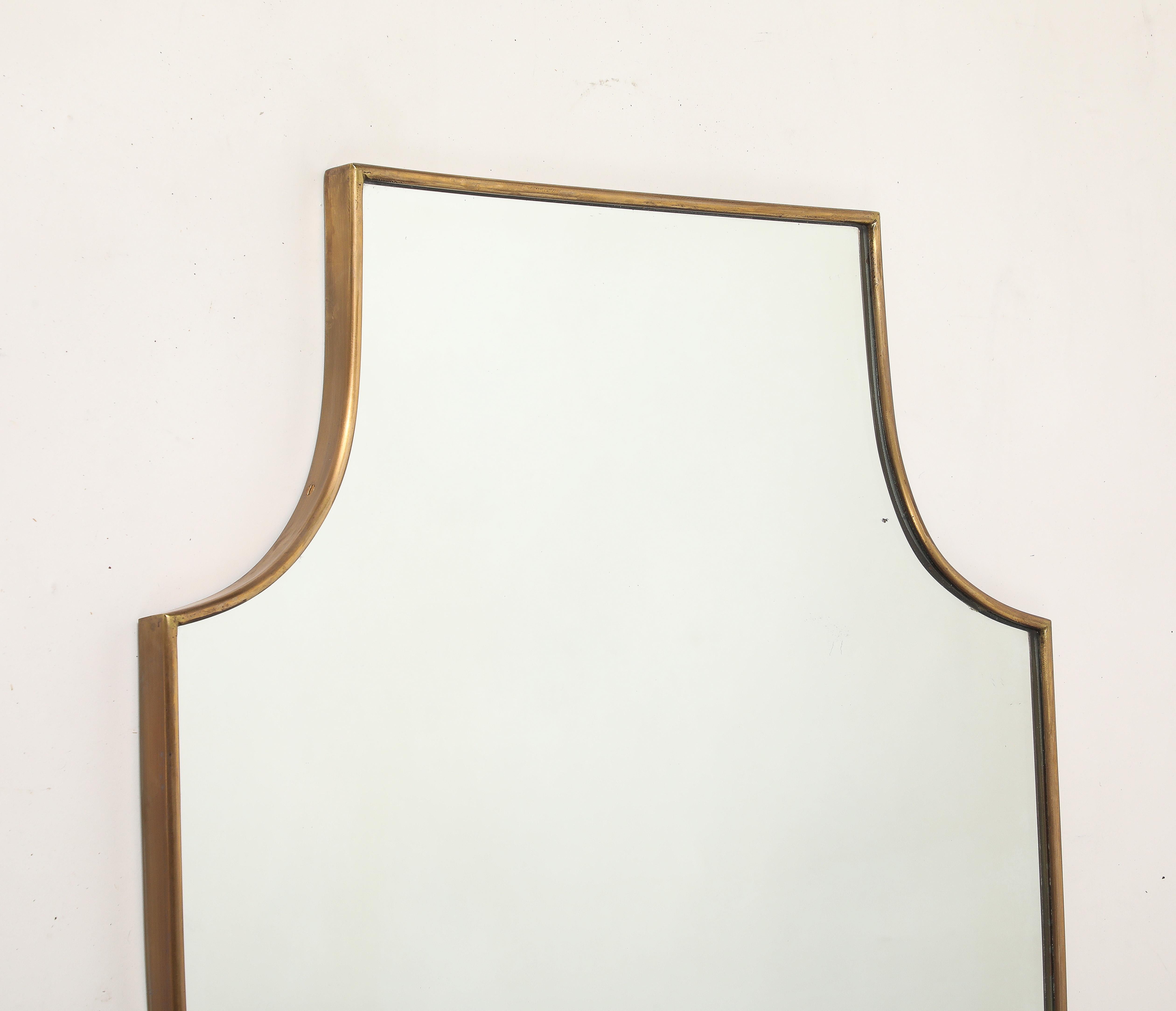 Milieu du XXe siècle Miroir mural en laiton en forme de bouclier, Italie du milieu du siècle, années 1950 en vente