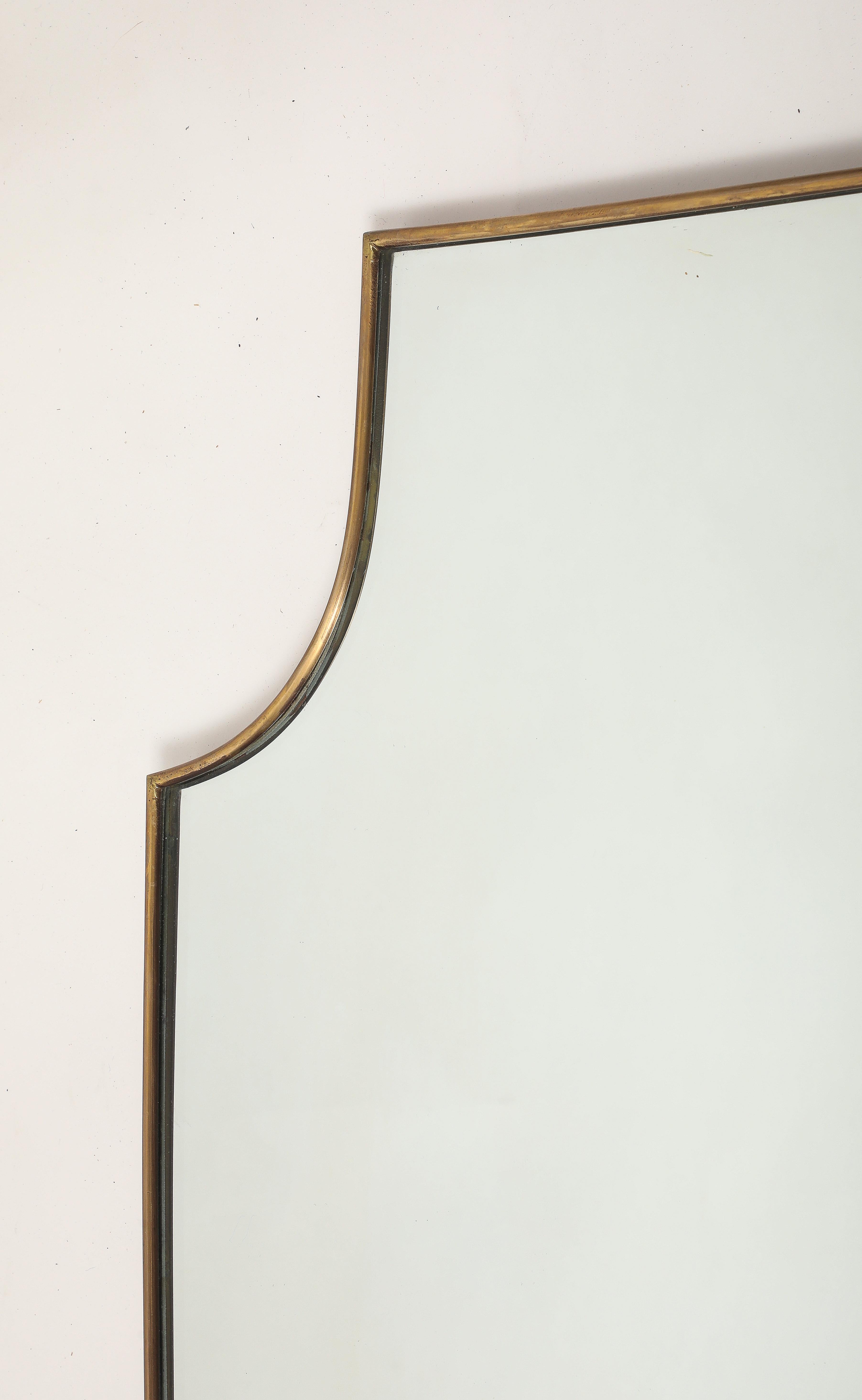 Laiton Miroir mural en laiton en forme de bouclier, Italie du milieu du siècle, années 1950 en vente