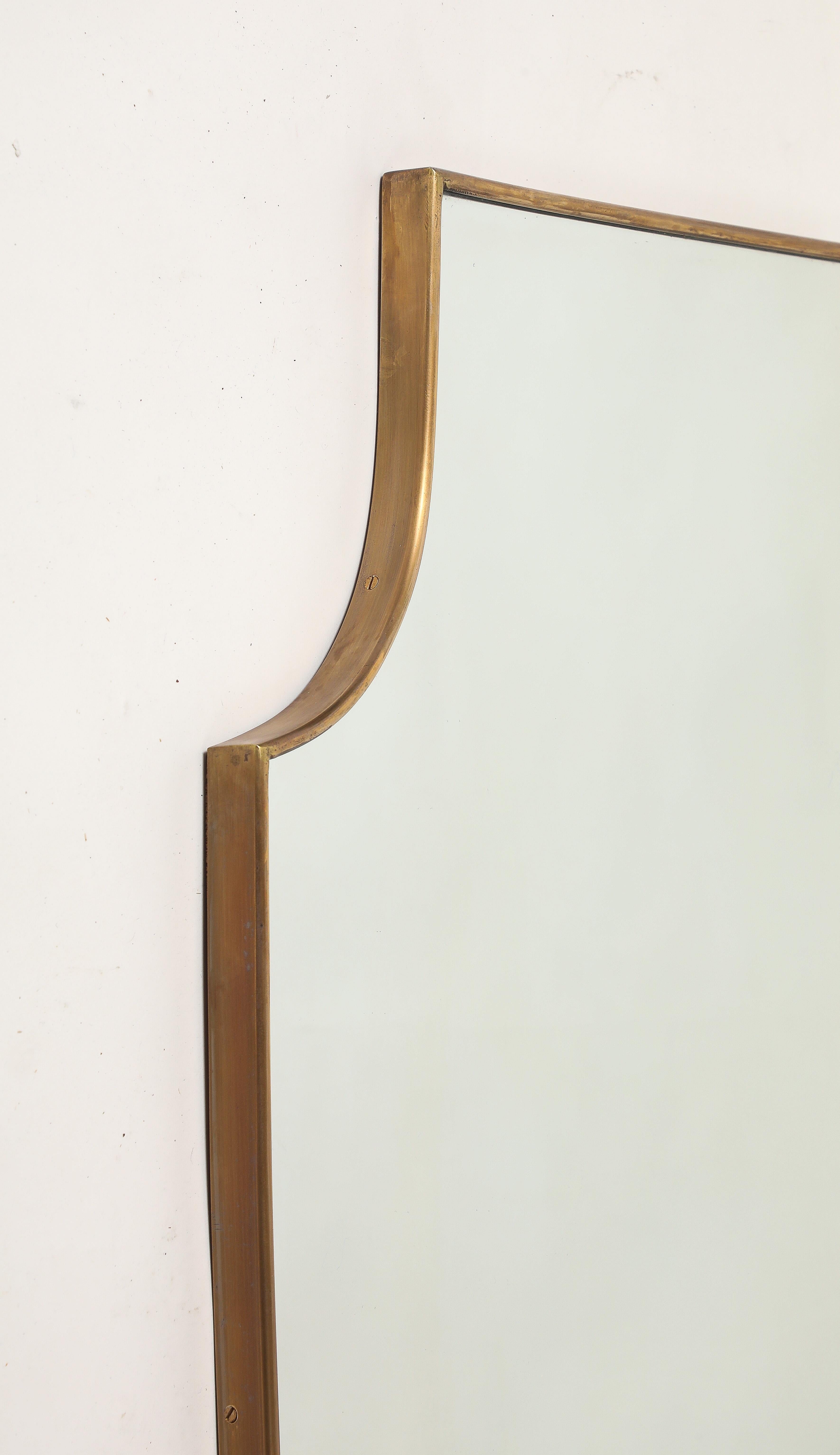 Miroir mural en laiton en forme de bouclier, Italie du milieu du siècle, années 1950 en vente 1