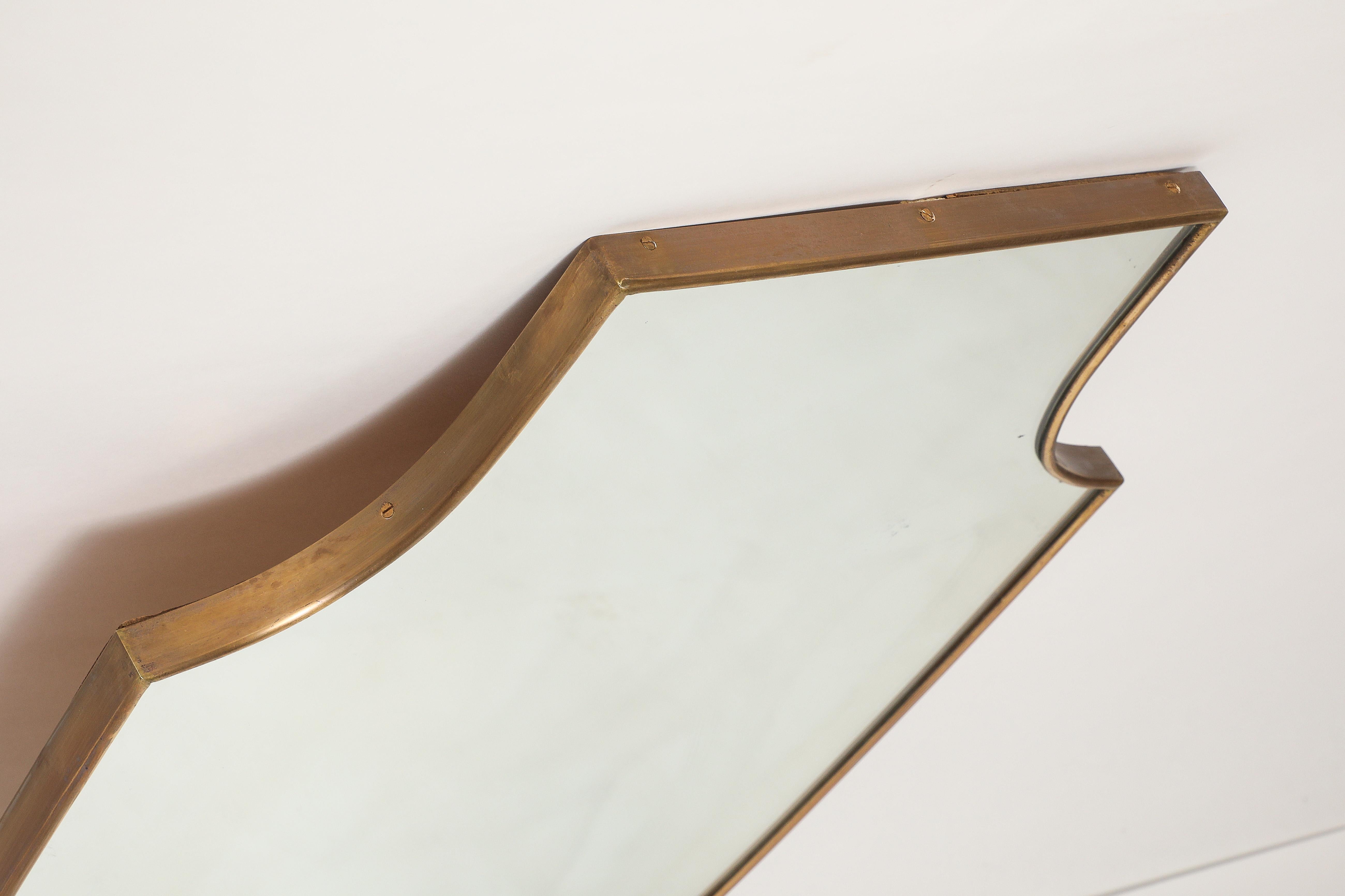 Miroir mural en laiton en forme de bouclier, Italie du milieu du siècle, années 1950 en vente 2