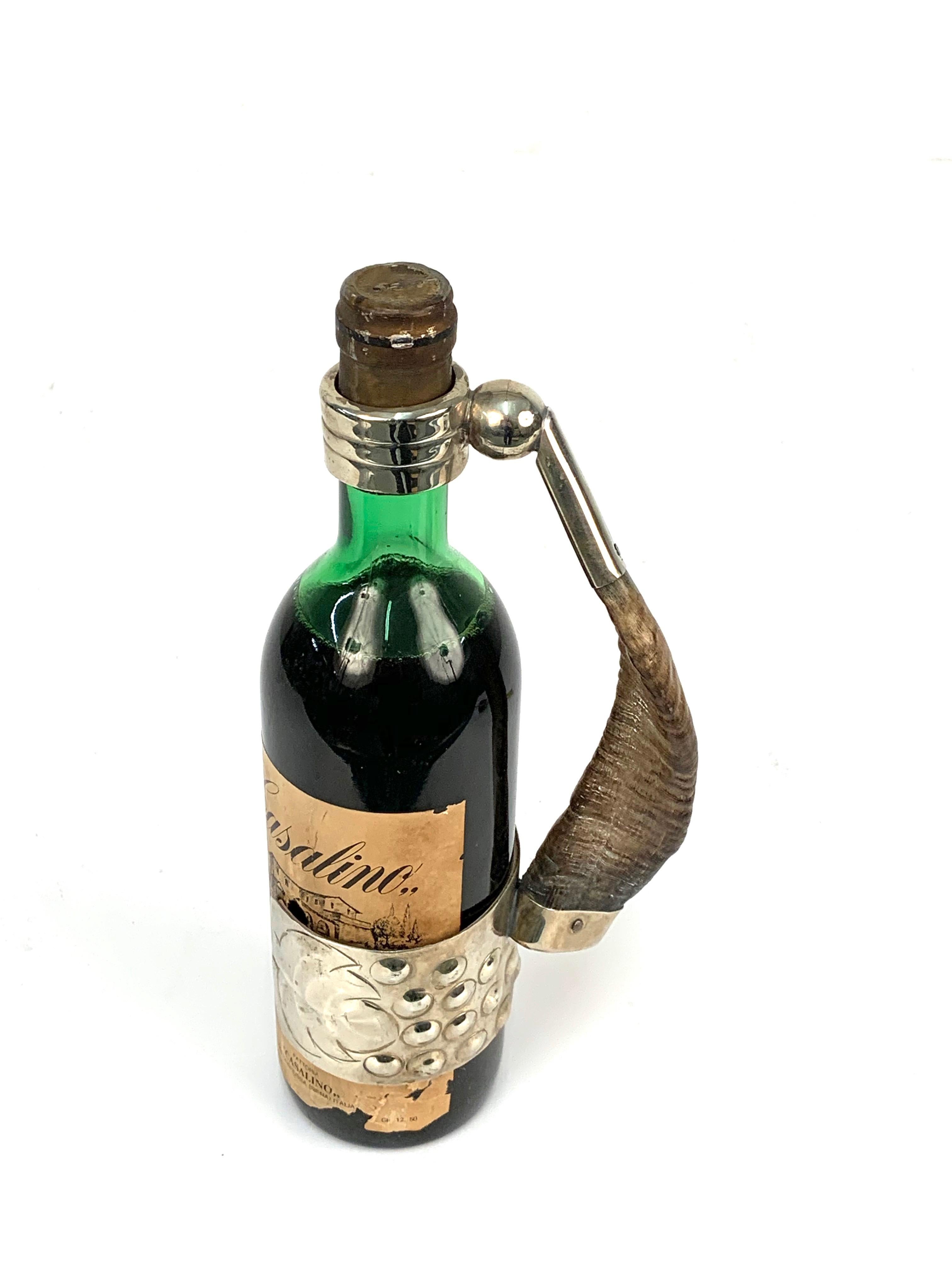 Iconic and elegant silver plated and wood wine pourer. This fantastic piece was produced in Italy during the 1970s.

It is made of simple and fascinating silver lines with a focal point on the Horn handle. The inside is made of soft