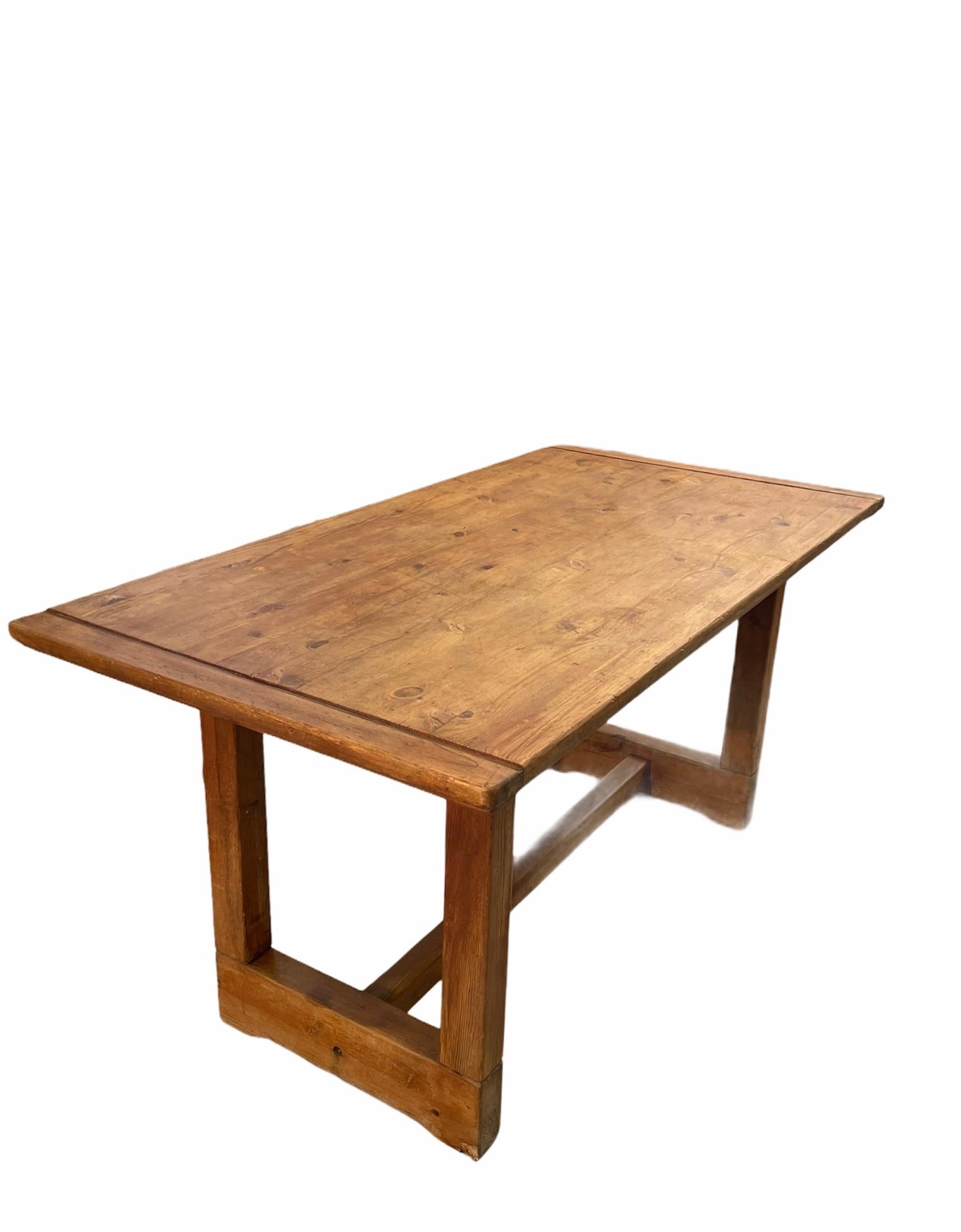 Amazing midcentury pine wood dining room farm table. This fantastic piece was made in Italy during the 1950s.

This fascinating pine table has two easels and finishes marvellously worn by years of use. It's a perfect dining table, but it can be