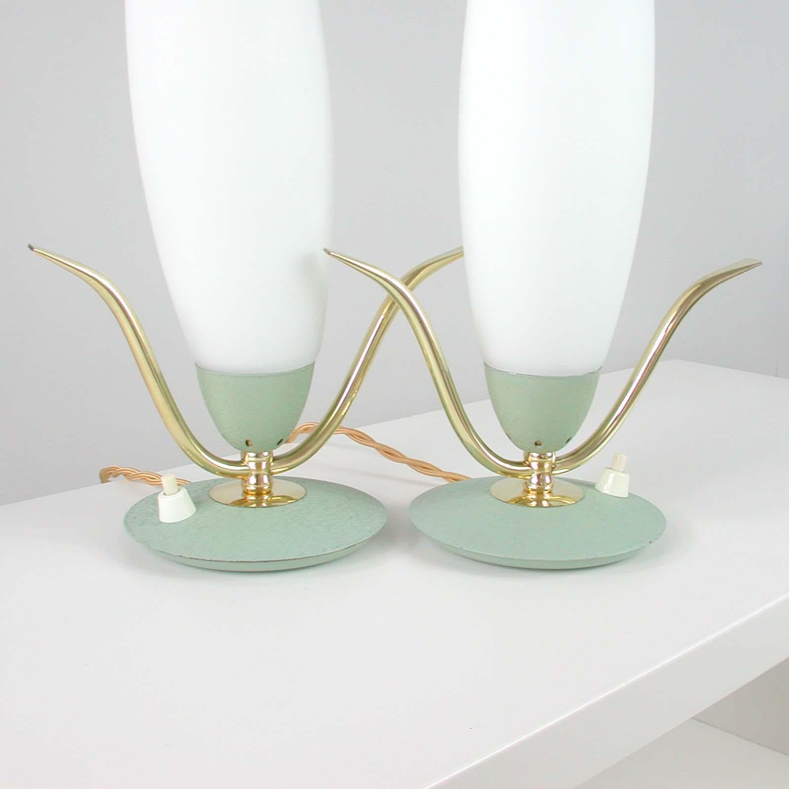 Midcentury Italian Sputnik Mint and Satinated Glass Table Lamps, 1950s, Set of 2 In Good Condition For Sale In NUEMBRECHT, NRW