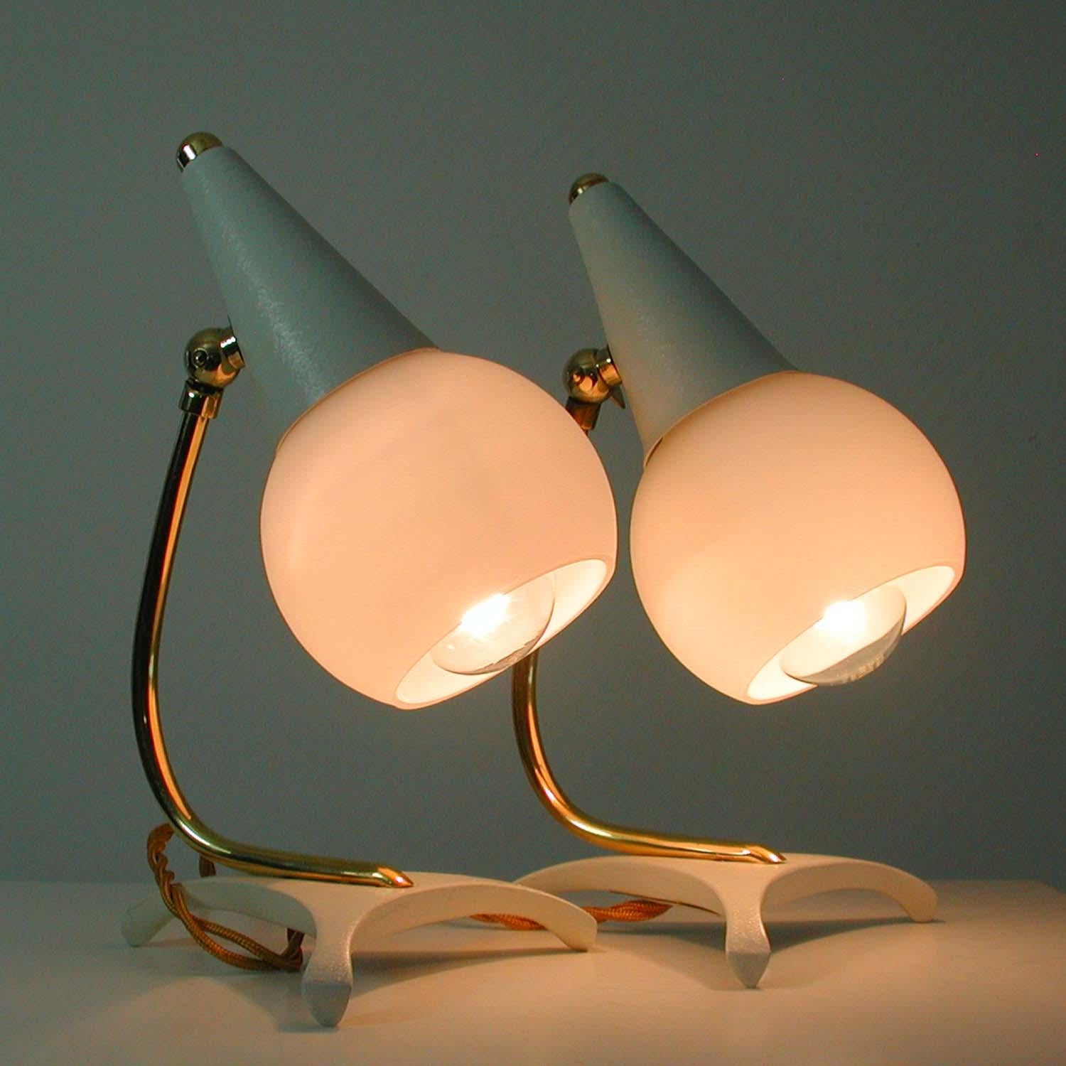 Midcentury Italian Sputnik Style Tripod White Table Lamps, 1950s 5