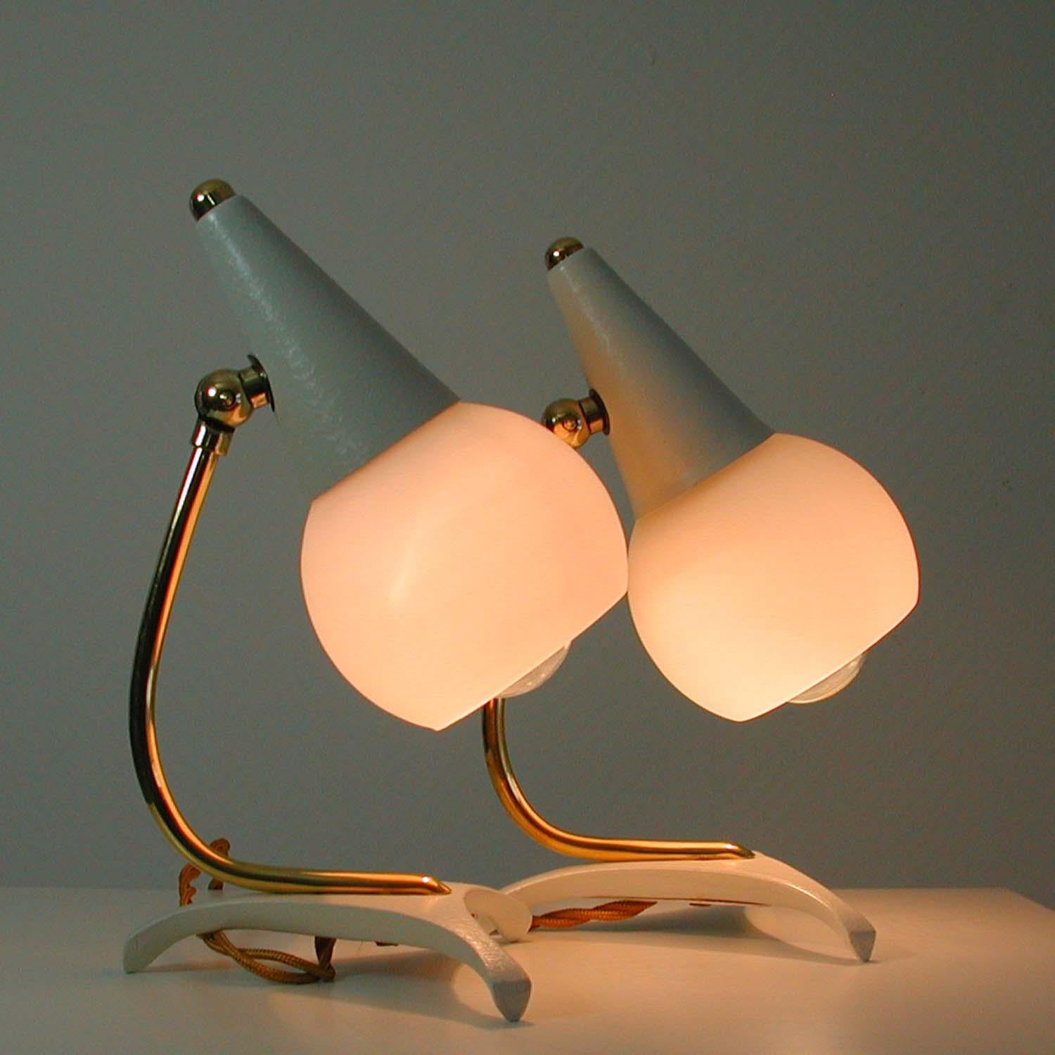 Midcentury Italian Sputnik Style Tripod White Table Lamps, 1950s 6